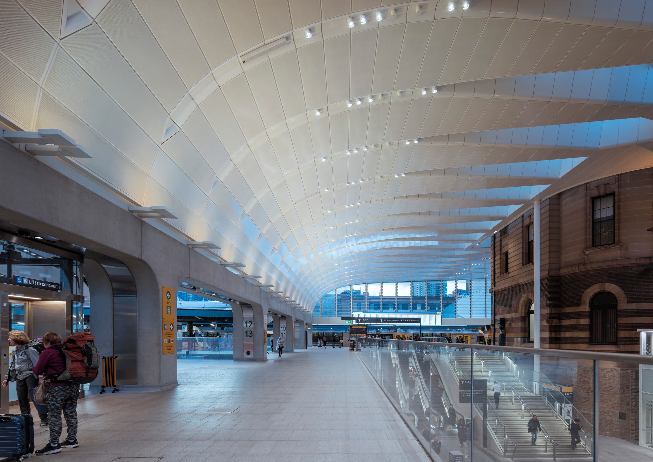 Innenansicht des modernisierten Central Station Sydney mit ERCO Lightscan für Human Centric Lighting.