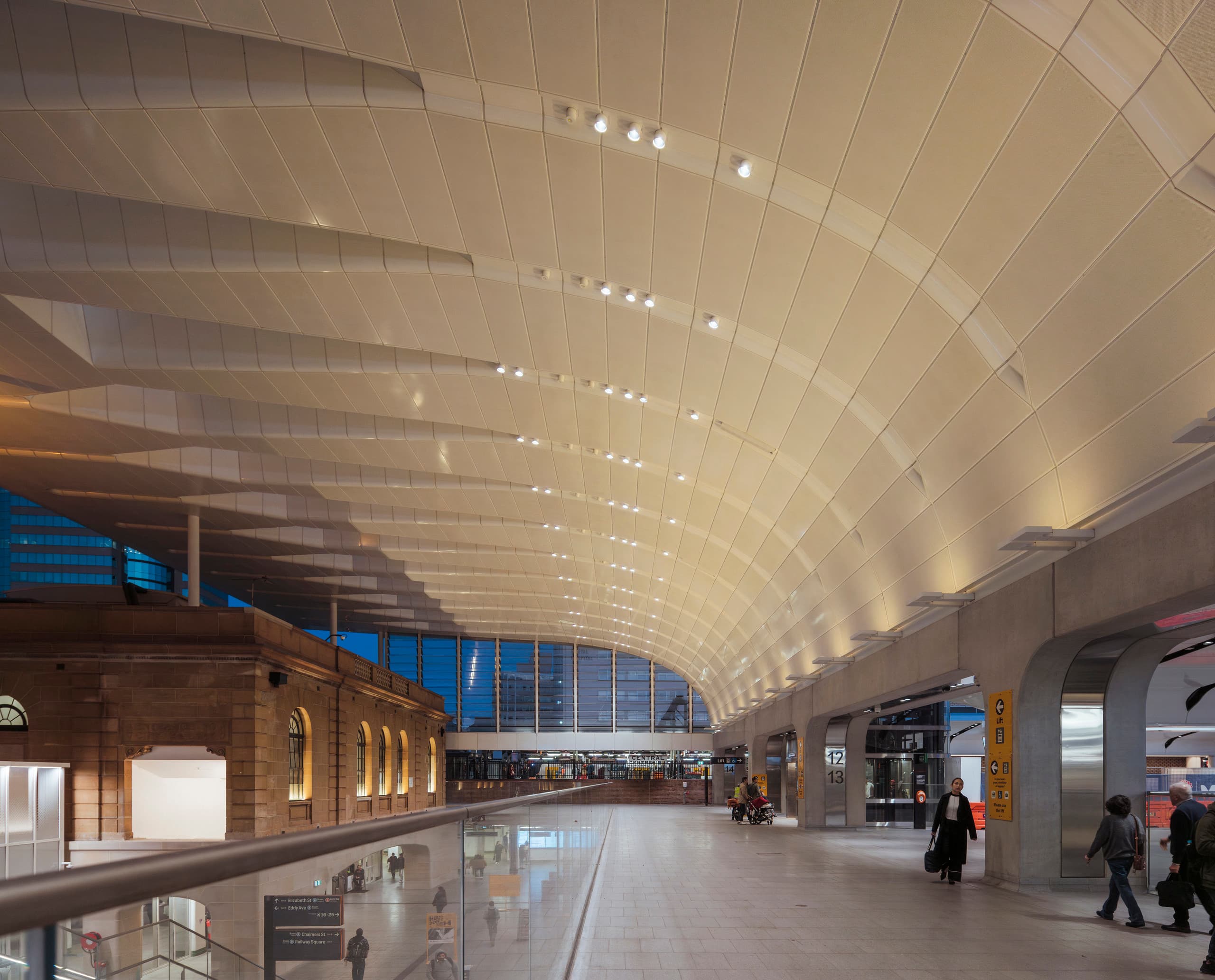 ERCO Lightscan LED-Leuchten in der Central Station Sydney mit Human Centric Lighting.