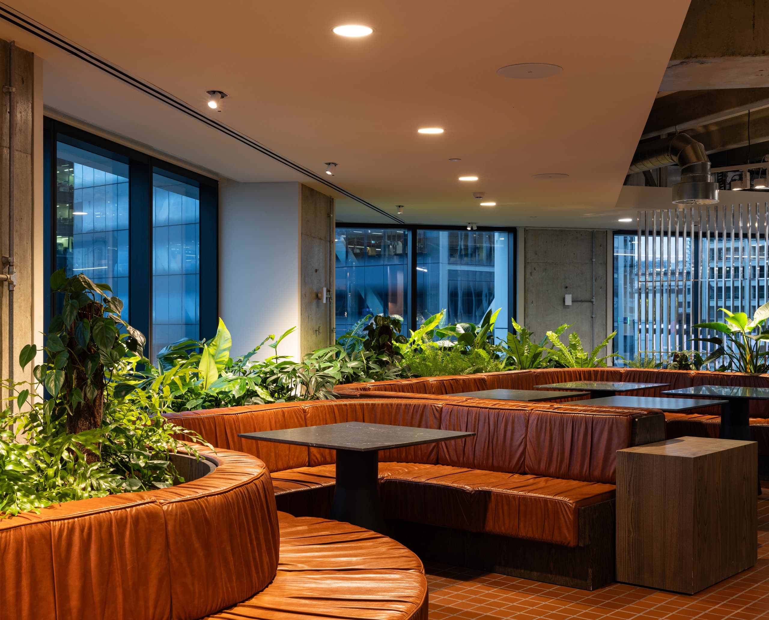 ERCO Iku Downlights beleuchten den modernen Bürobereich von Precinct Properties in Auckland.