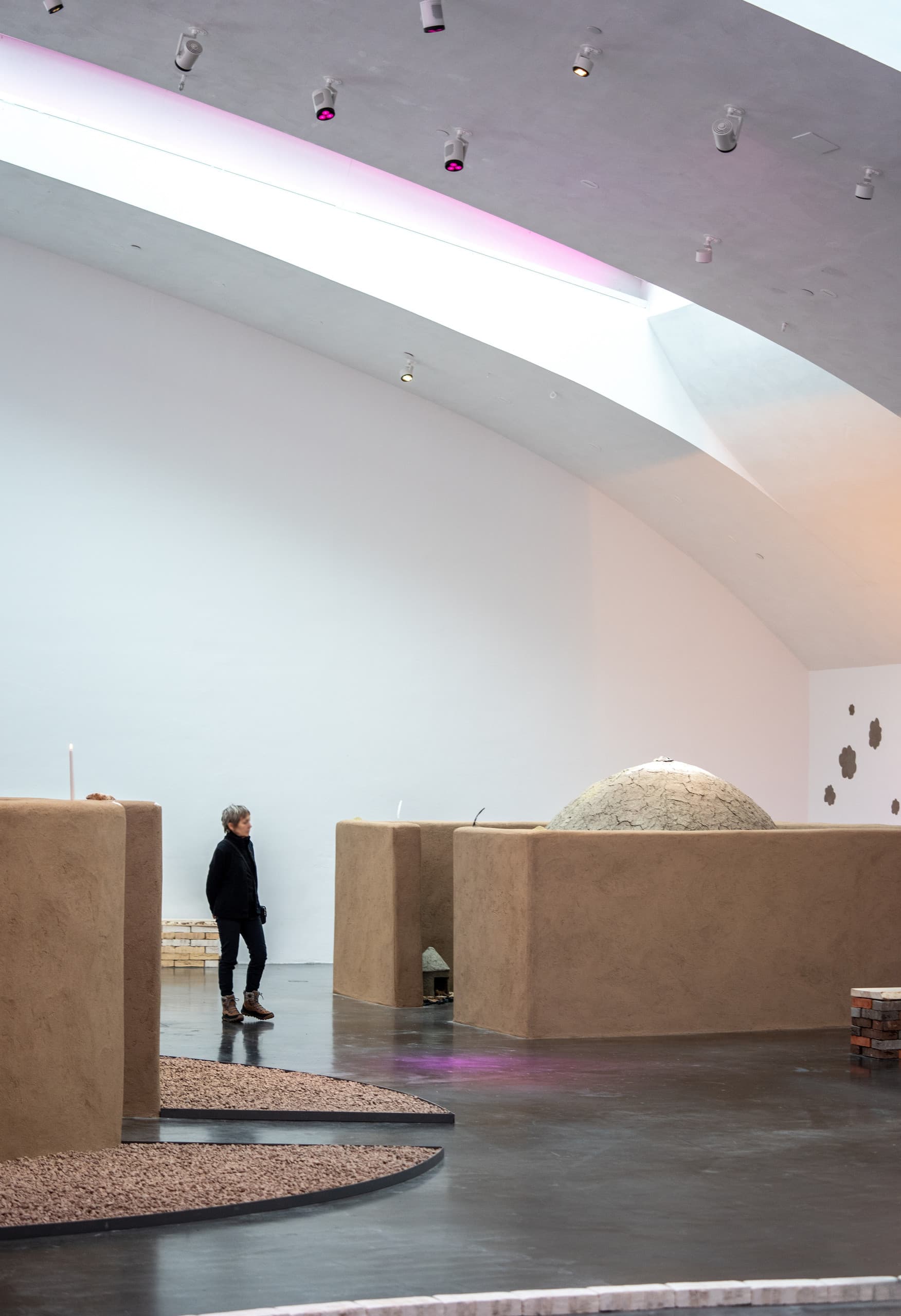 LED-Beleuchtung im Kiasma Museum Helsinki mit ERCO Strahlern für flexible Ausstellungen und Akzentuierung von Skulpturen.