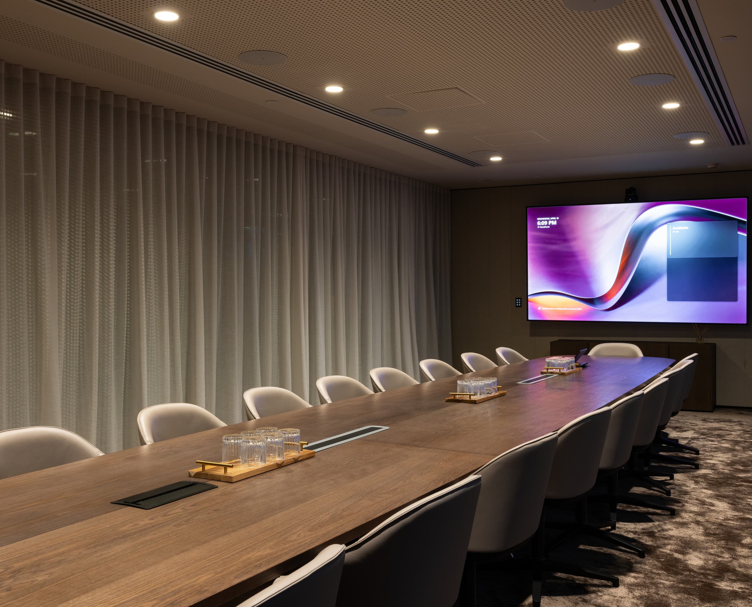 Konferenzraum mit ERCO Downlights für optimale Beleuchtung.