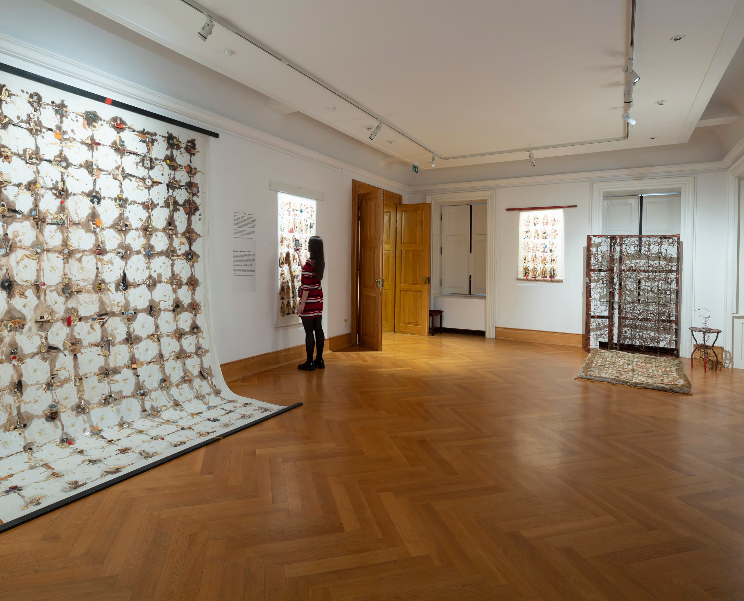 Kunstausstellung im Timisoara Art Museum, beleuchtet mit ERCO LED-Strahlern für flexible Ausstellungsgestaltung.