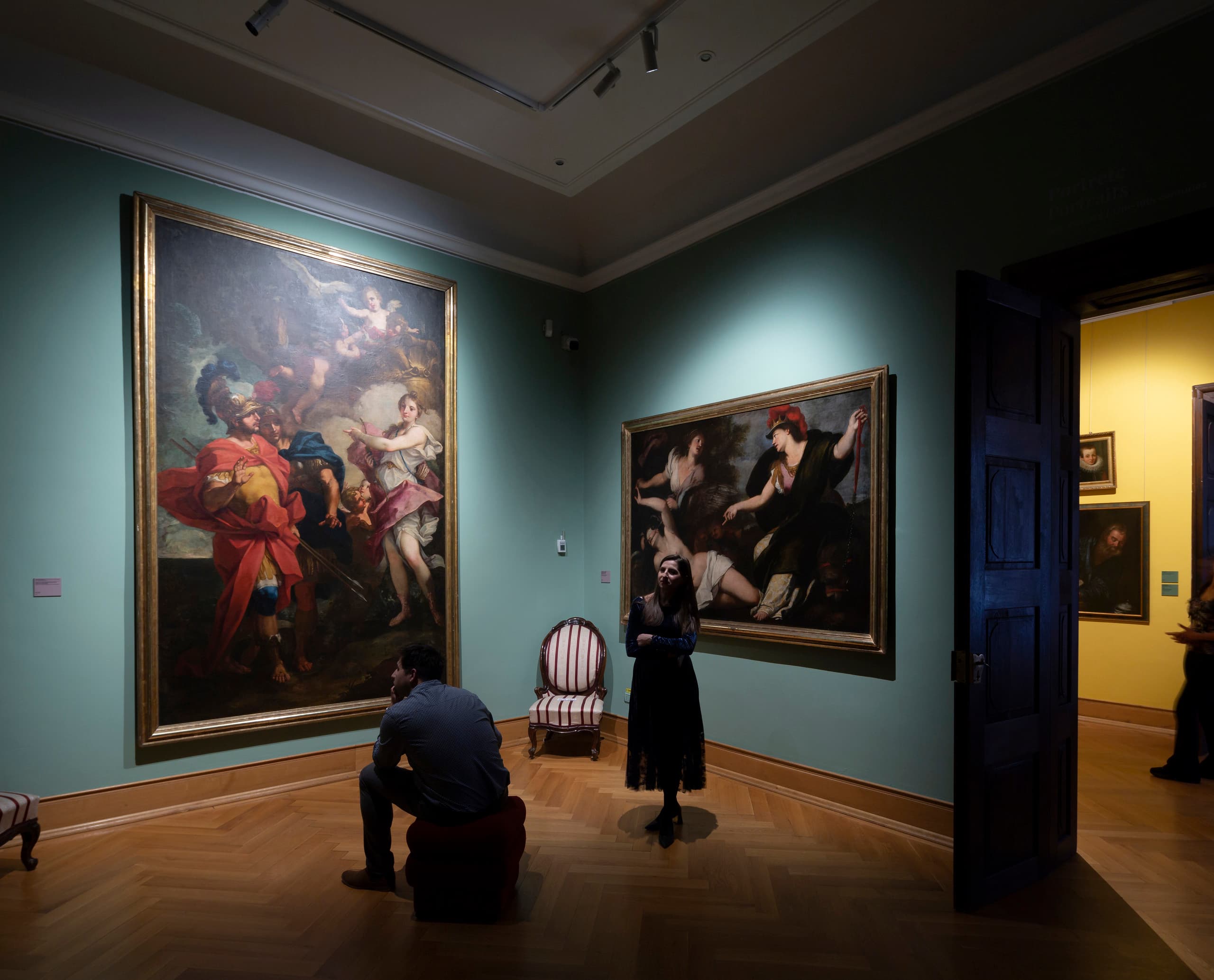 ERCO LED-Strahler beleuchten Gemälde im Timisoara Art Museum und schaffen flexible Ausstellungsbeleuchtung.