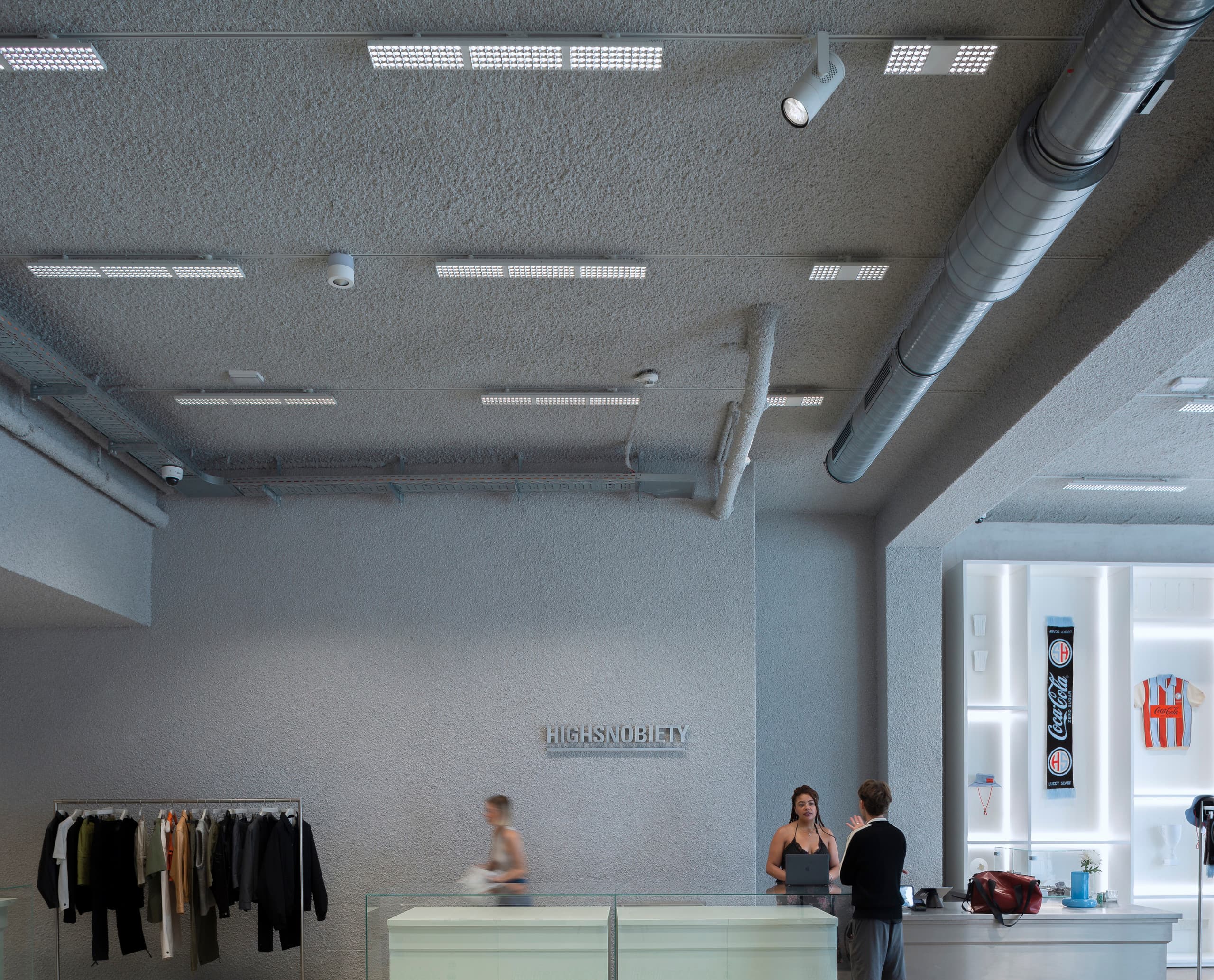 Highsnobiety Store Berlin mit Jilly LED Downlights für flexible Shopbeleuchtung.