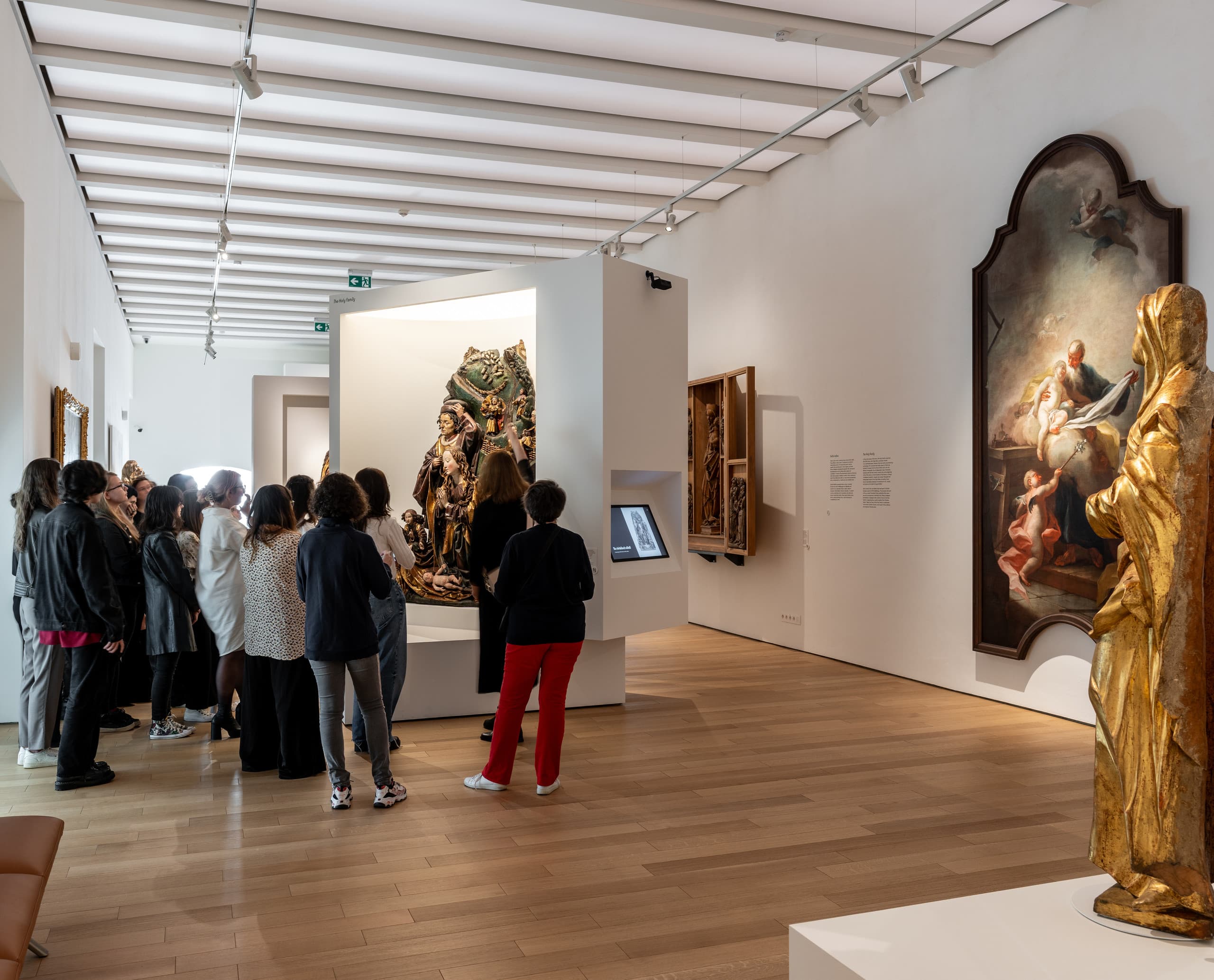 Besucher betrachten Kunstwerke, beleuchtet mit ERCO Eclipse Strahlern in der Slowakischen Nationalgalerie.