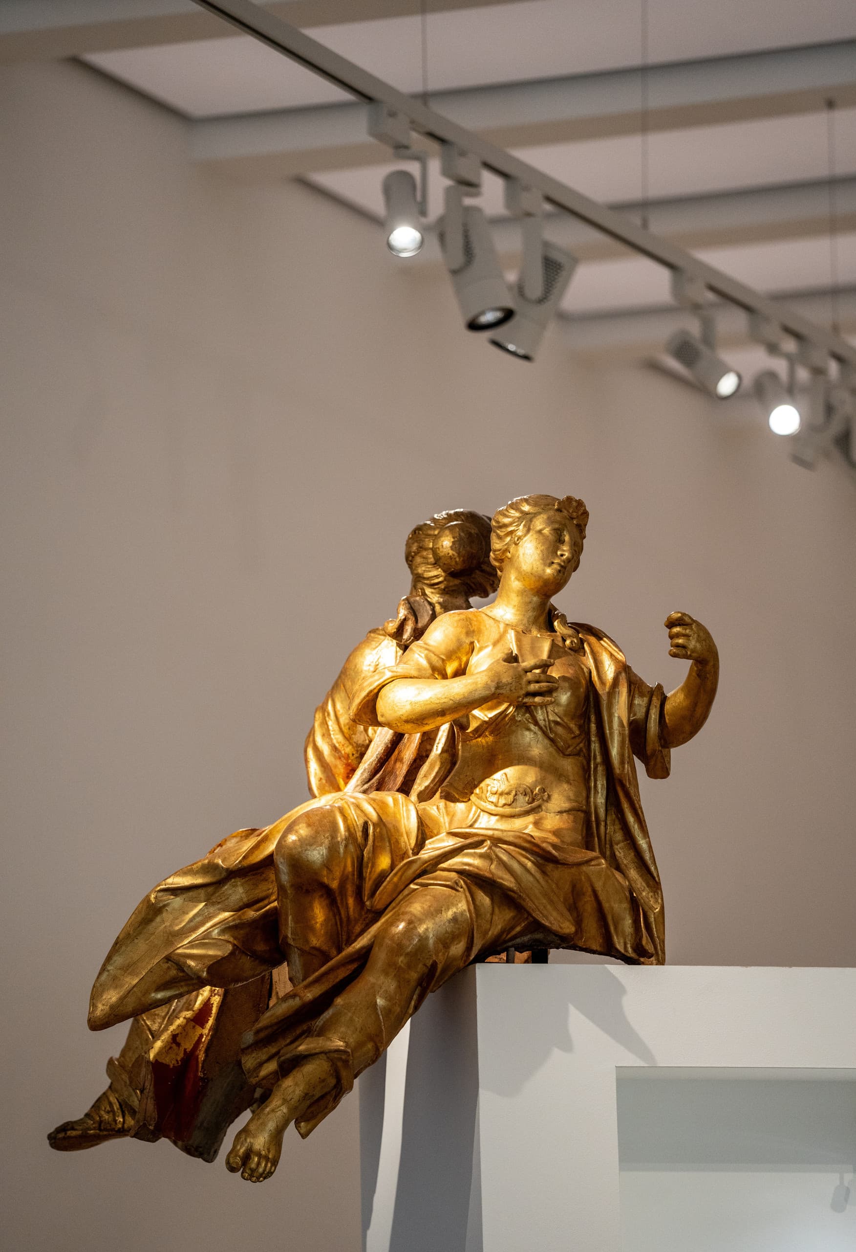 Goldene Skulptur beleuchtet mit ERCO Eclipse Strahlern in der Slovak National Gallery.