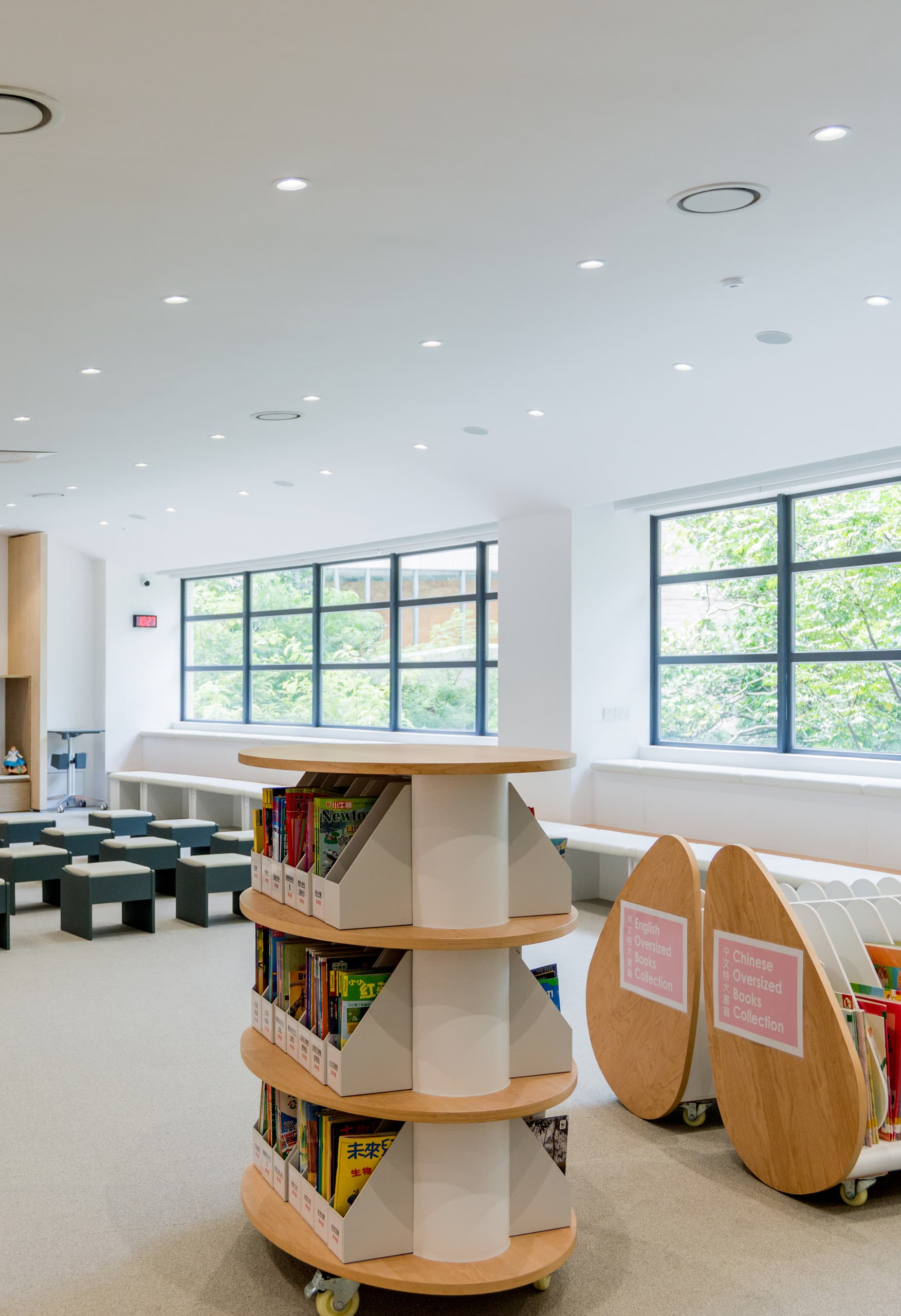 ISF Academy Bibliothek mit ERCO Downlights für hohe Sehqualität und Energieeffizienz.