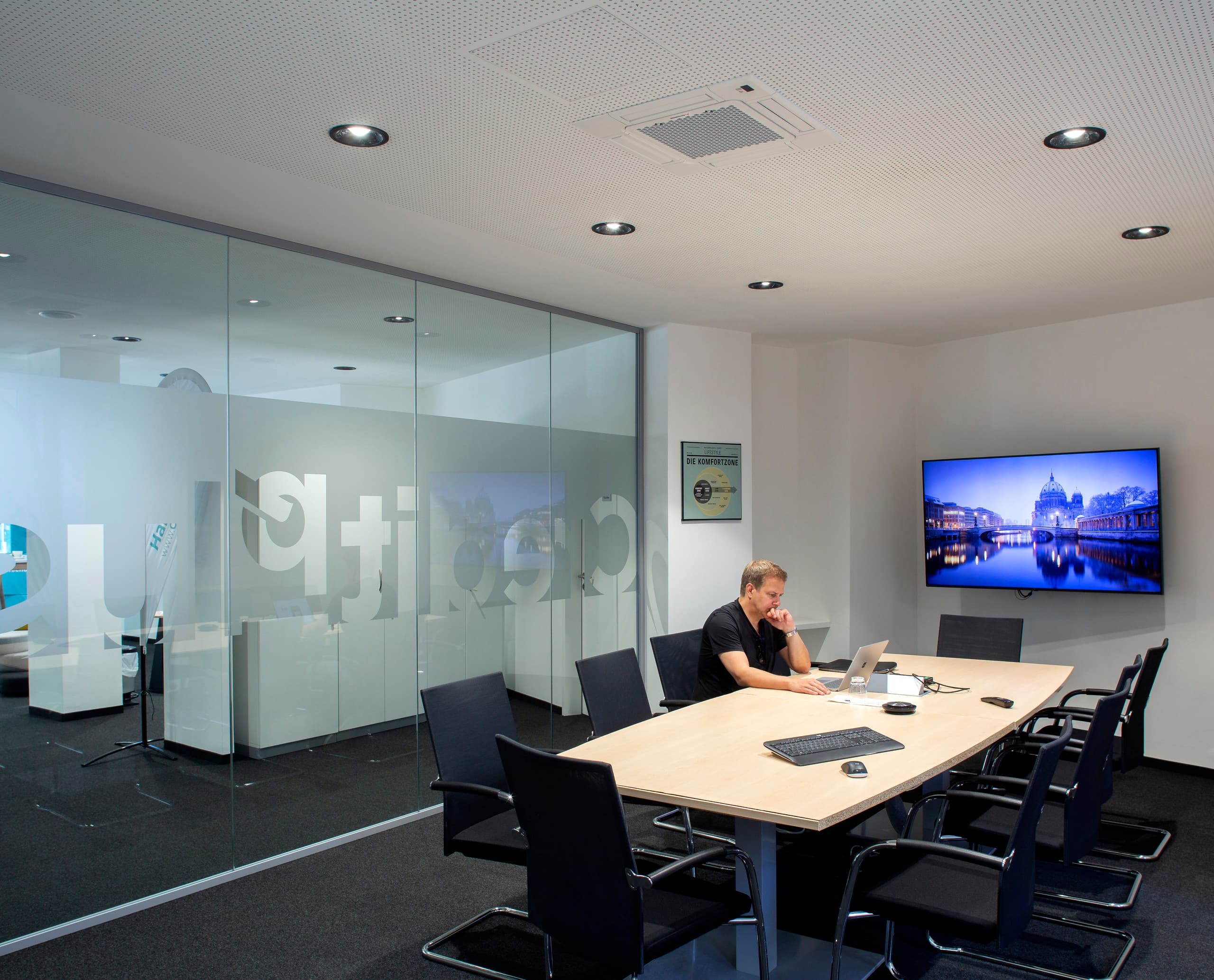 Creditplus Bank AG Büro mit ERCO Skim Downlights für angenehme Beleuchtung.