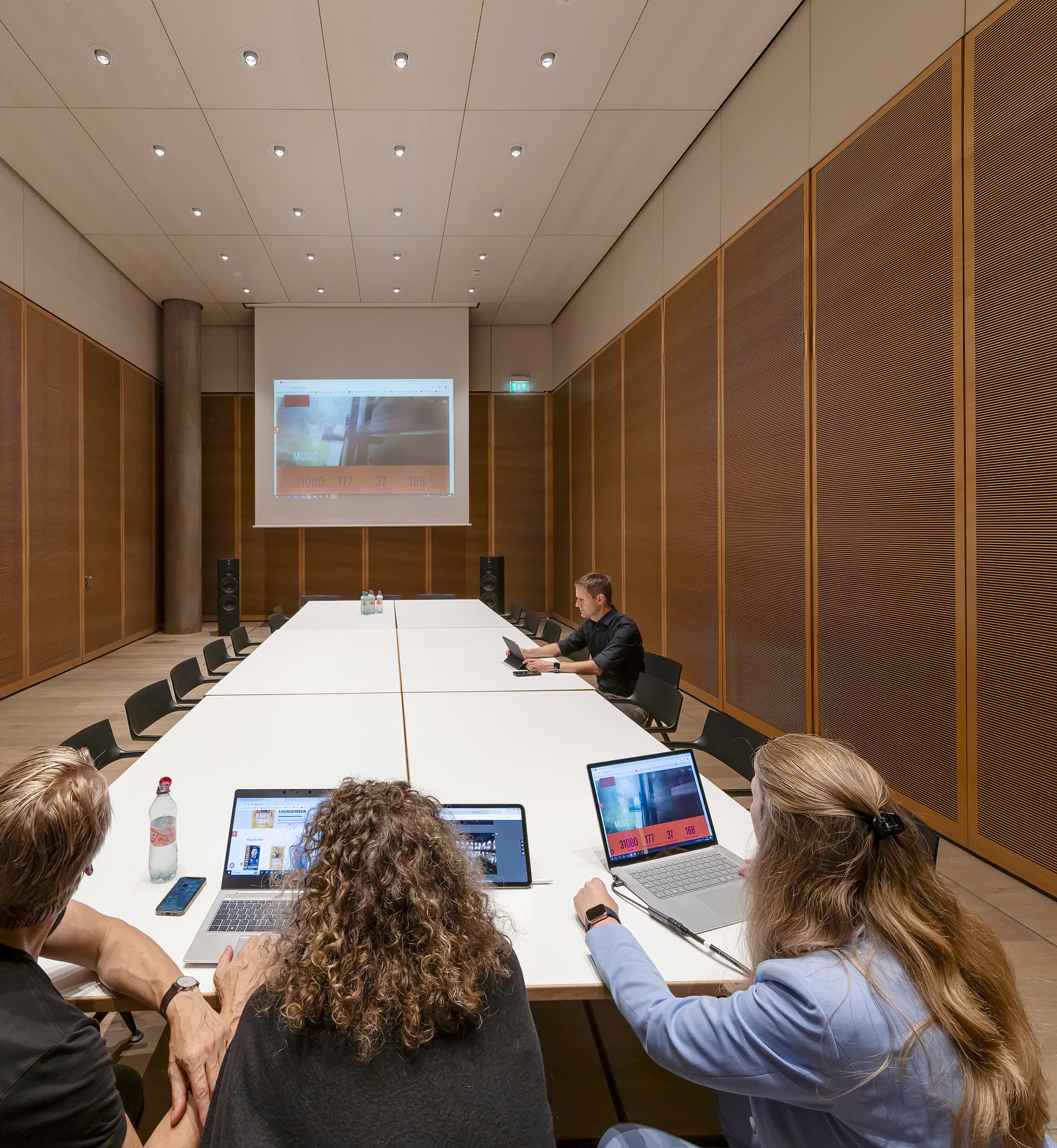 Edel Auditorium in Hamburg mit ERCO Quinta Einbaustrahlern für nachhaltige LED-Beleuchtung.