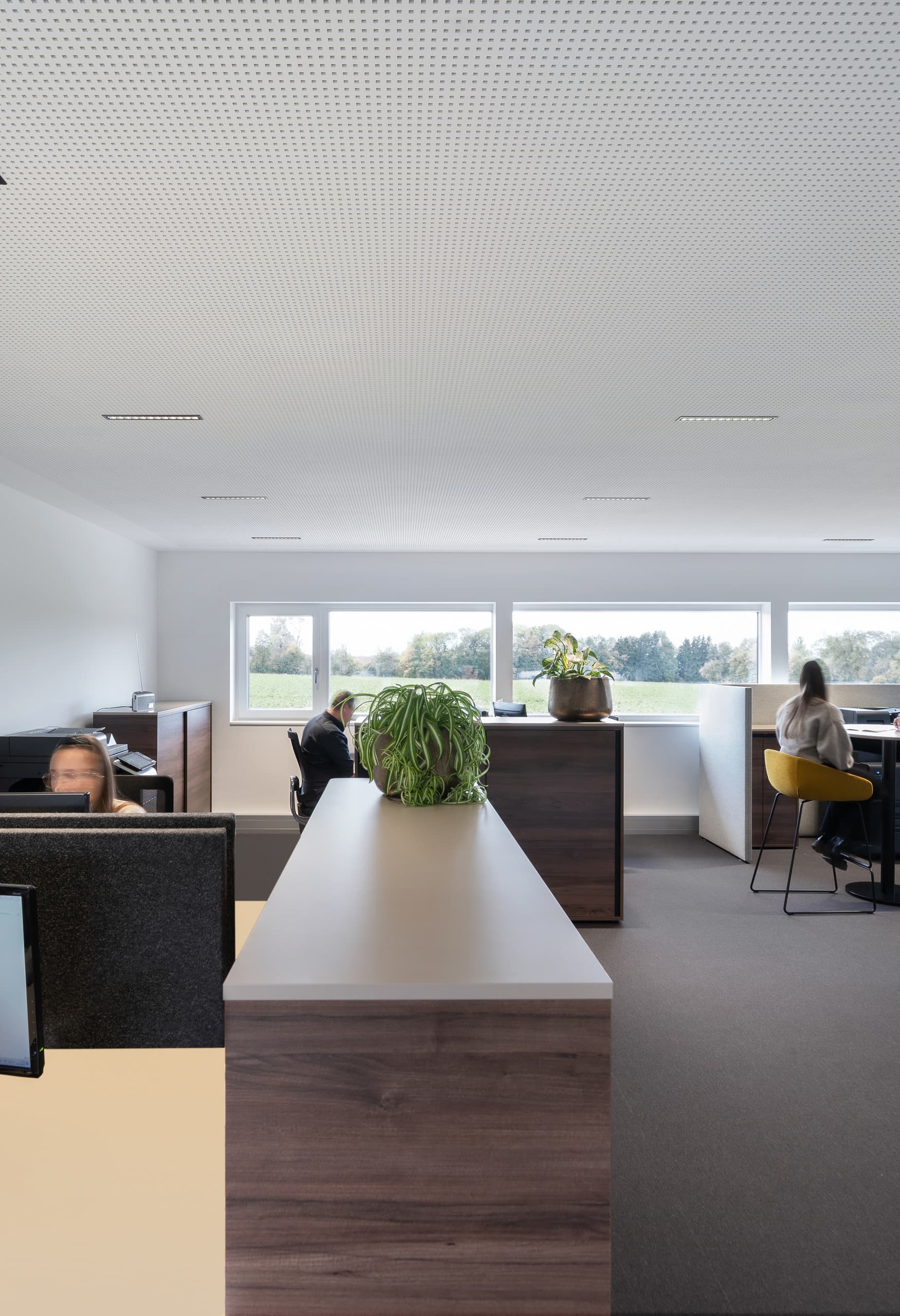 Aigner Transporte Büro mit Compar LED-Einbauleuchten für gleichmäßige Ausleuchtung.