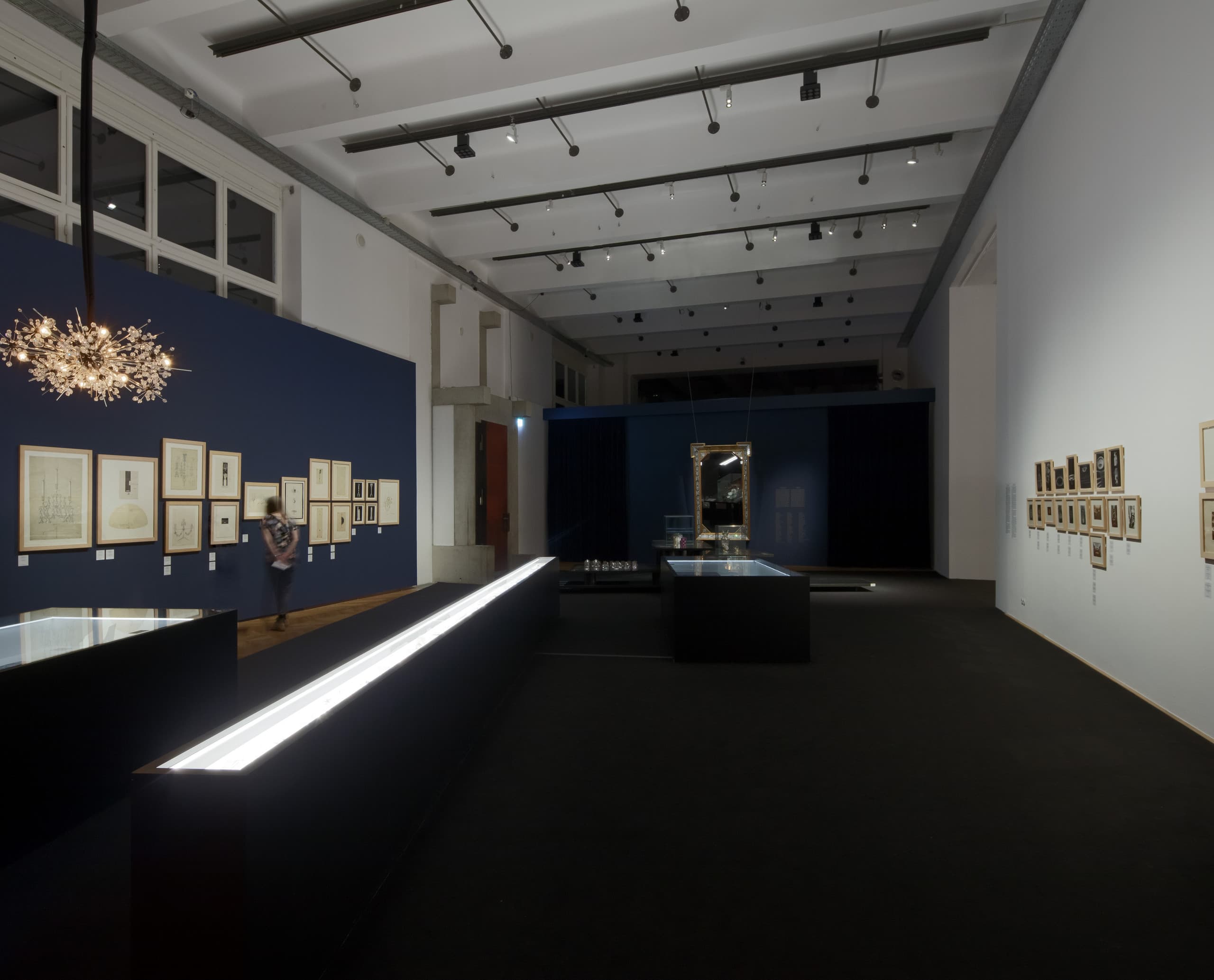 MAK Museum, Wien: Ausstellungshalle mit ERCO Strahlern für präzise Beleuchtung von Kunstwerken.
