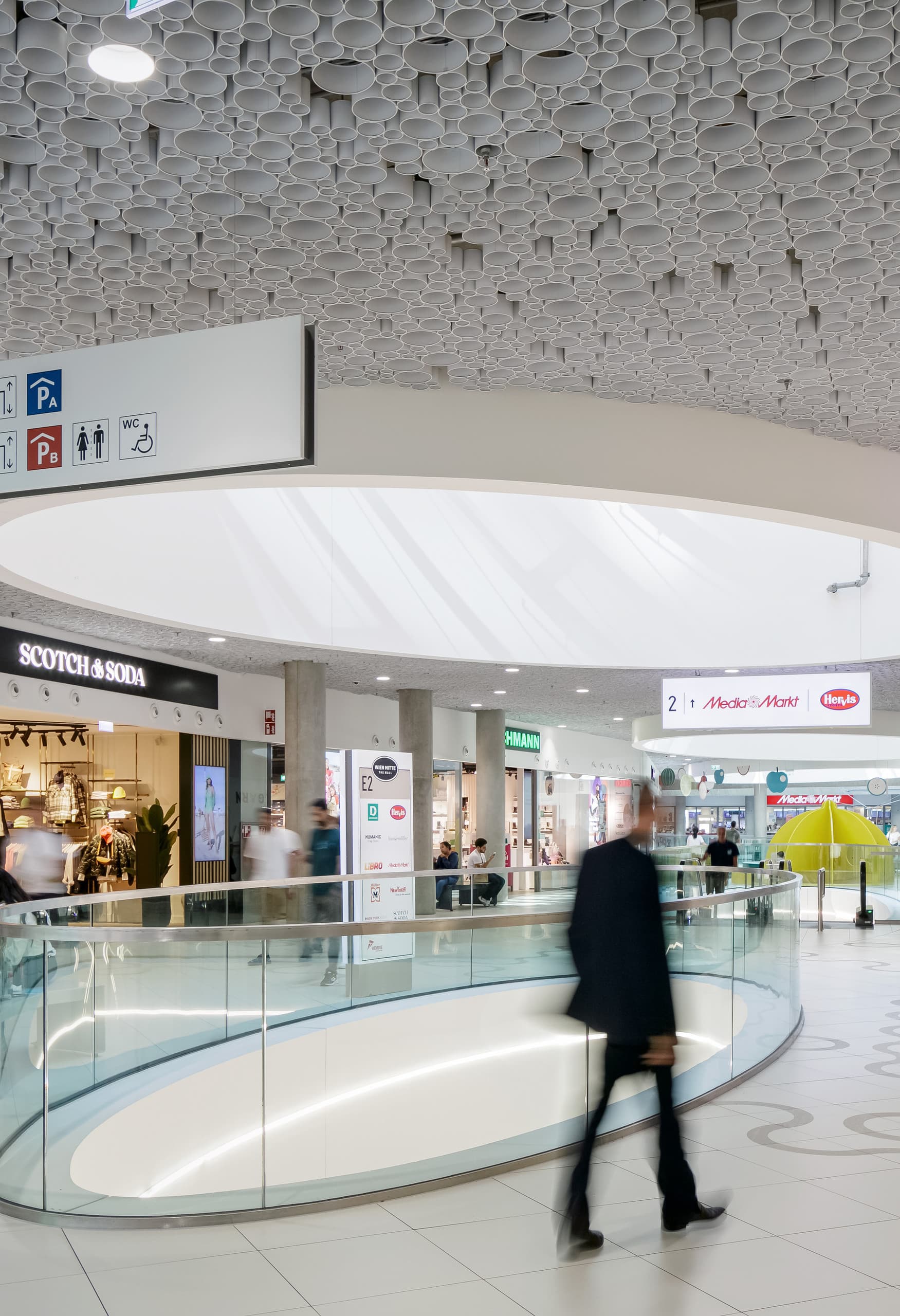 Iku Einbauleuchten in Wien Mitte / The Mall sorgen für homogene Allgemeinbeleuchtung mit Bluetooth Steuerung.