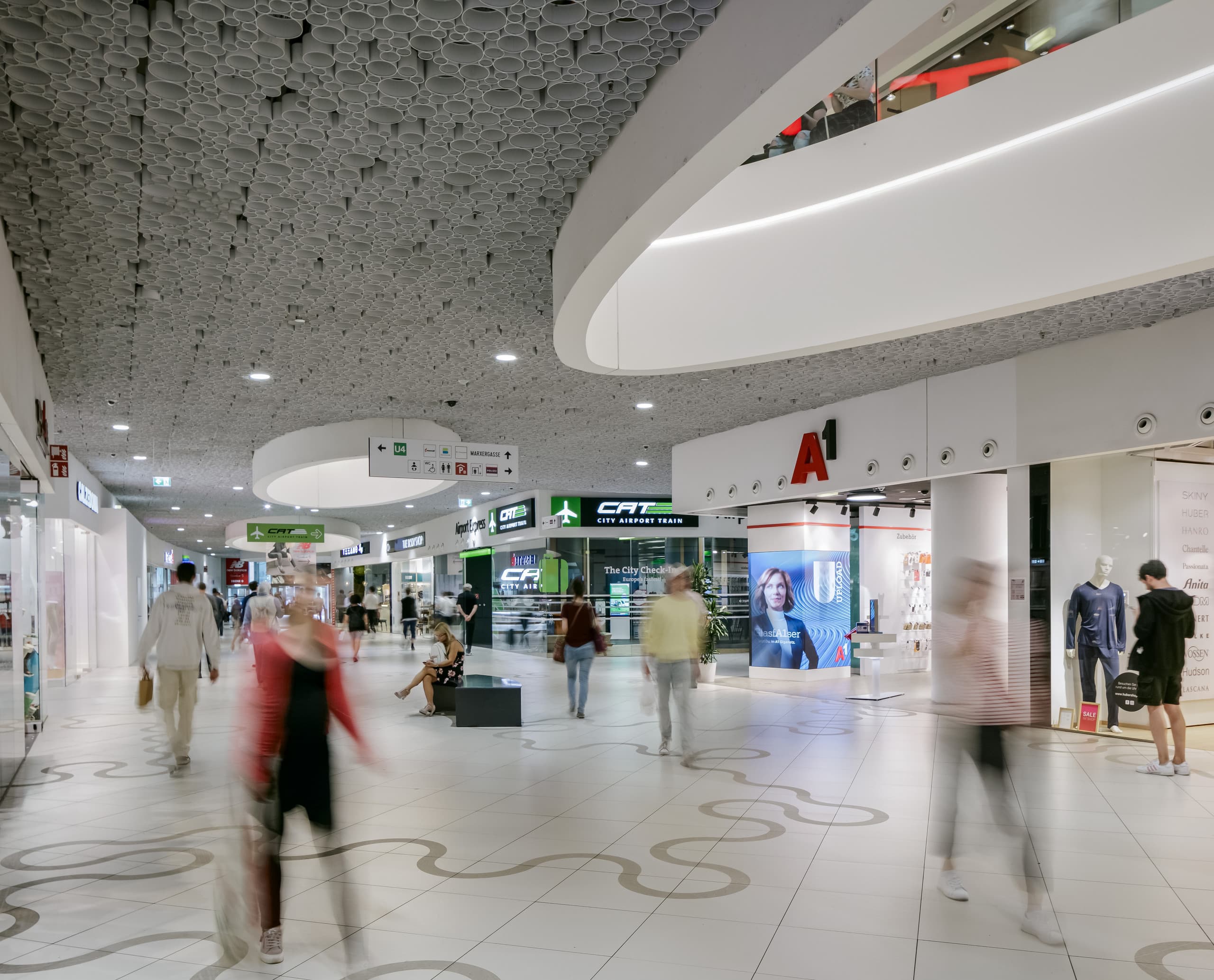 Iku Einbauleuchten in Wien Mitte / The Mall für homogene, Bluetooth-gesteuerte Allgemeinbeleuchtung.