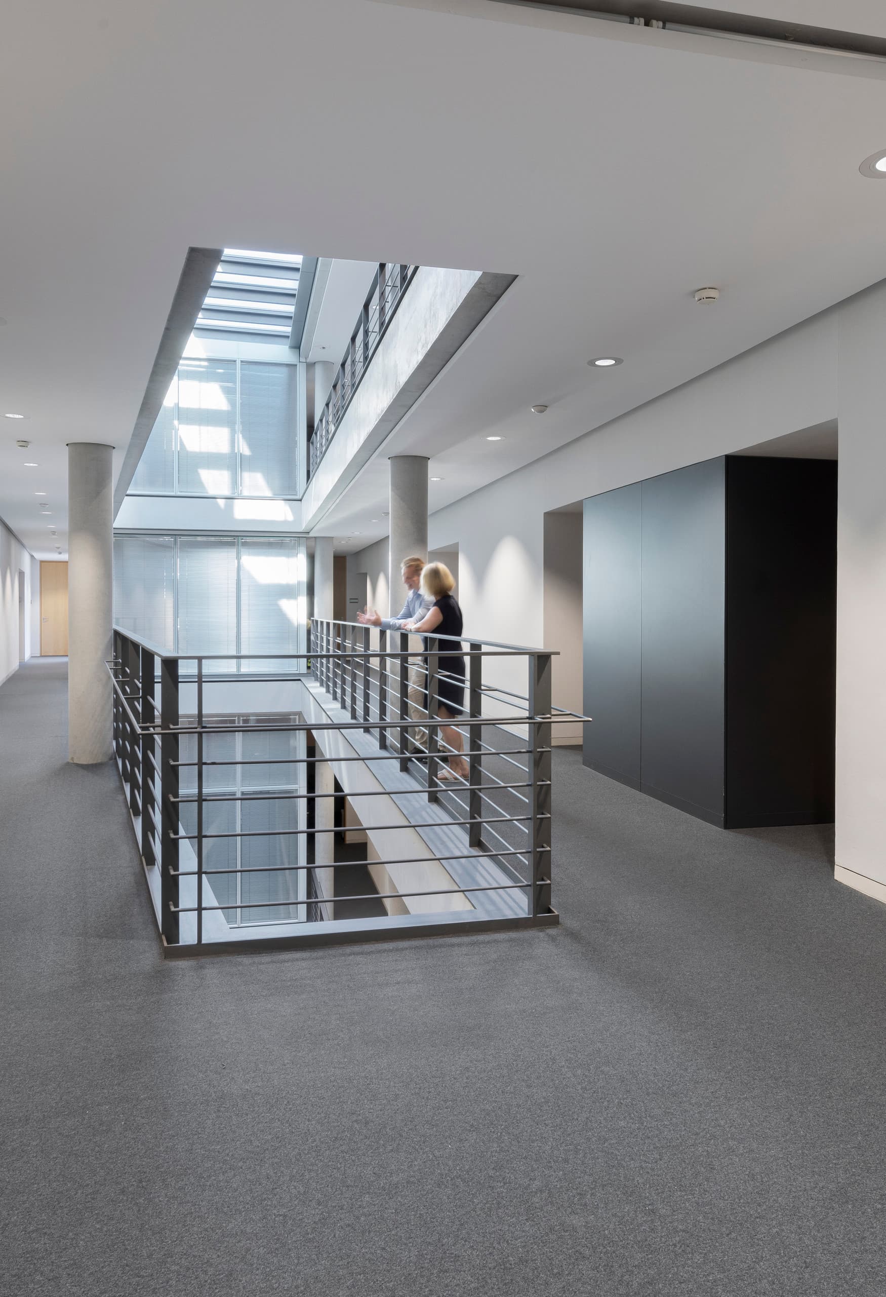 Flur der Sparkasse Ulm mit ERCO Quintessence LED Downlights für verbesserte Lichtqualität.