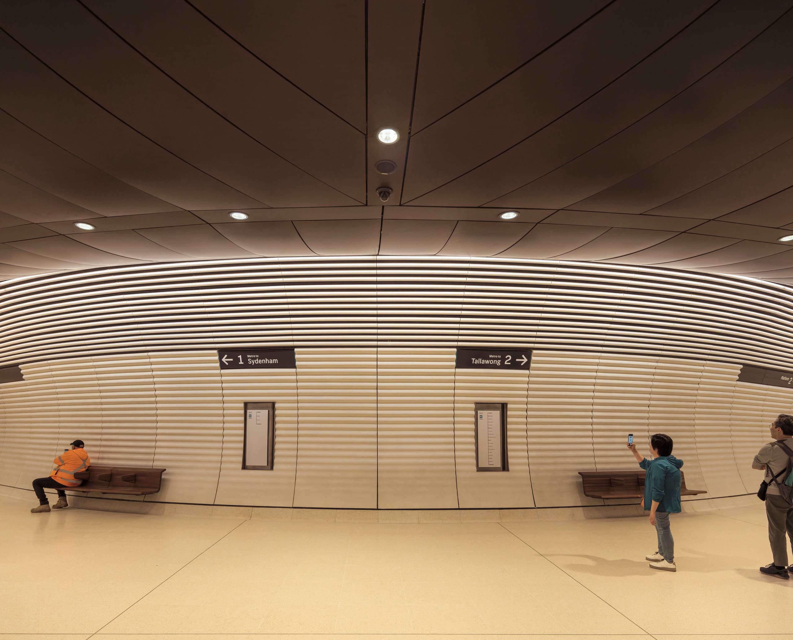 ERCO Downlights in der Gadigal Metro Station, Sydney, für gleichmäßige Ausleuchtung.