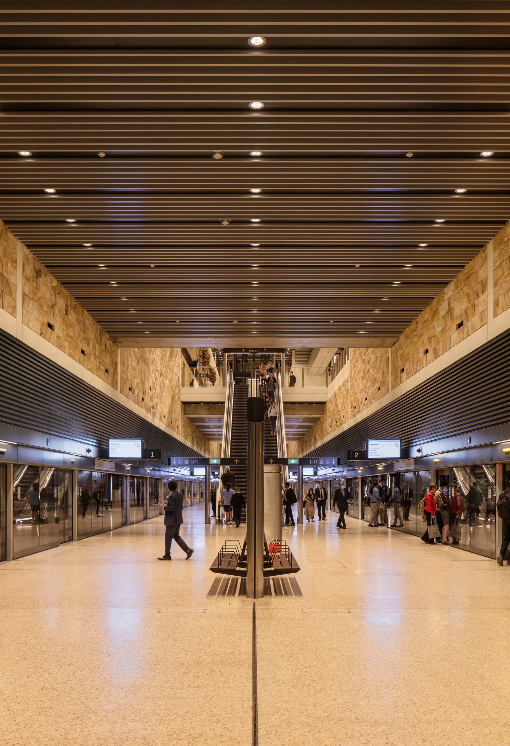 Barangaroo Station in Sydney mit ERCO Downlights für gleichmäßige Ausleuchtung.