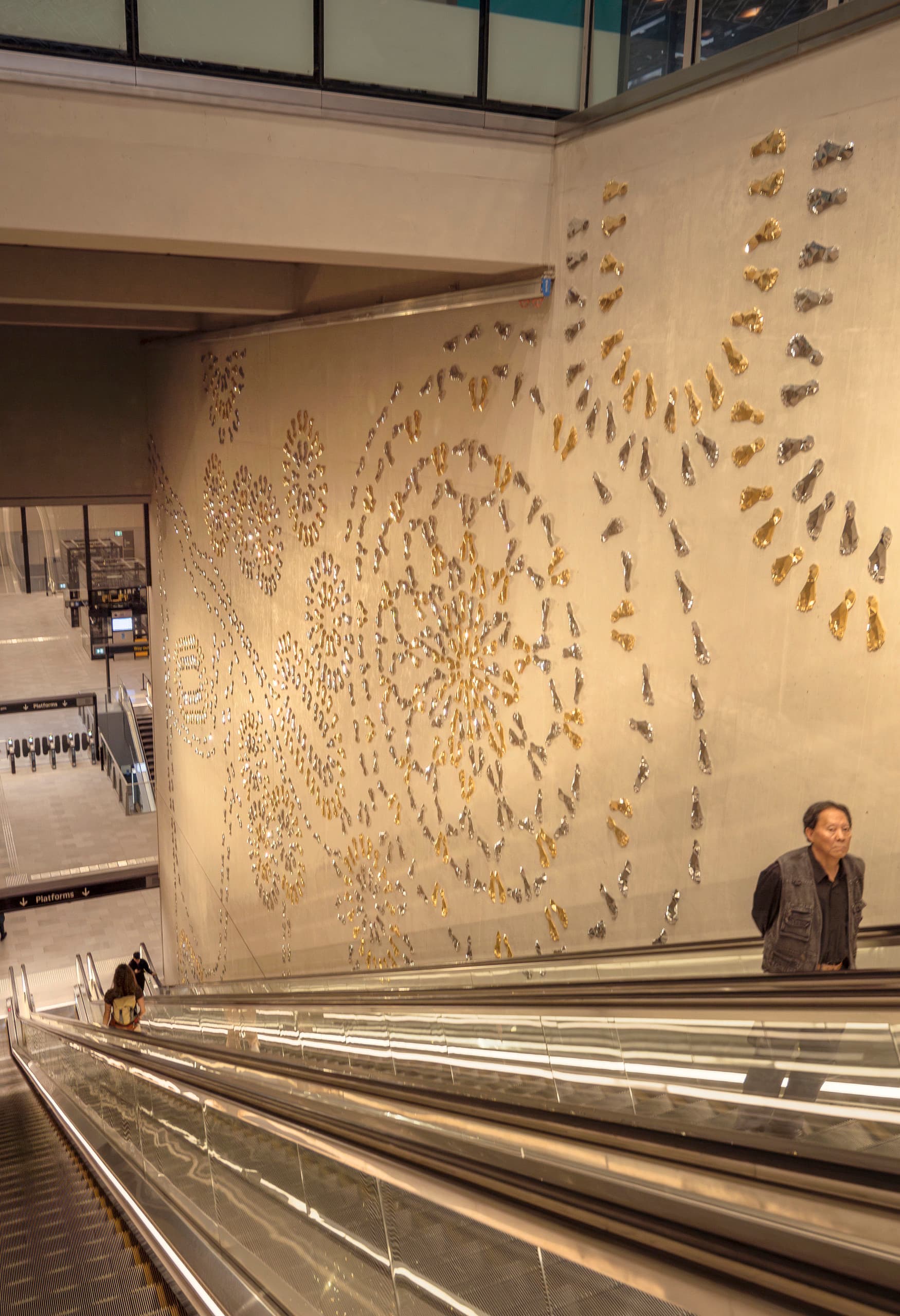Kunstinstallation mit ERCO Kona Leuchten in der Waterloo Metro Station, Sydney.