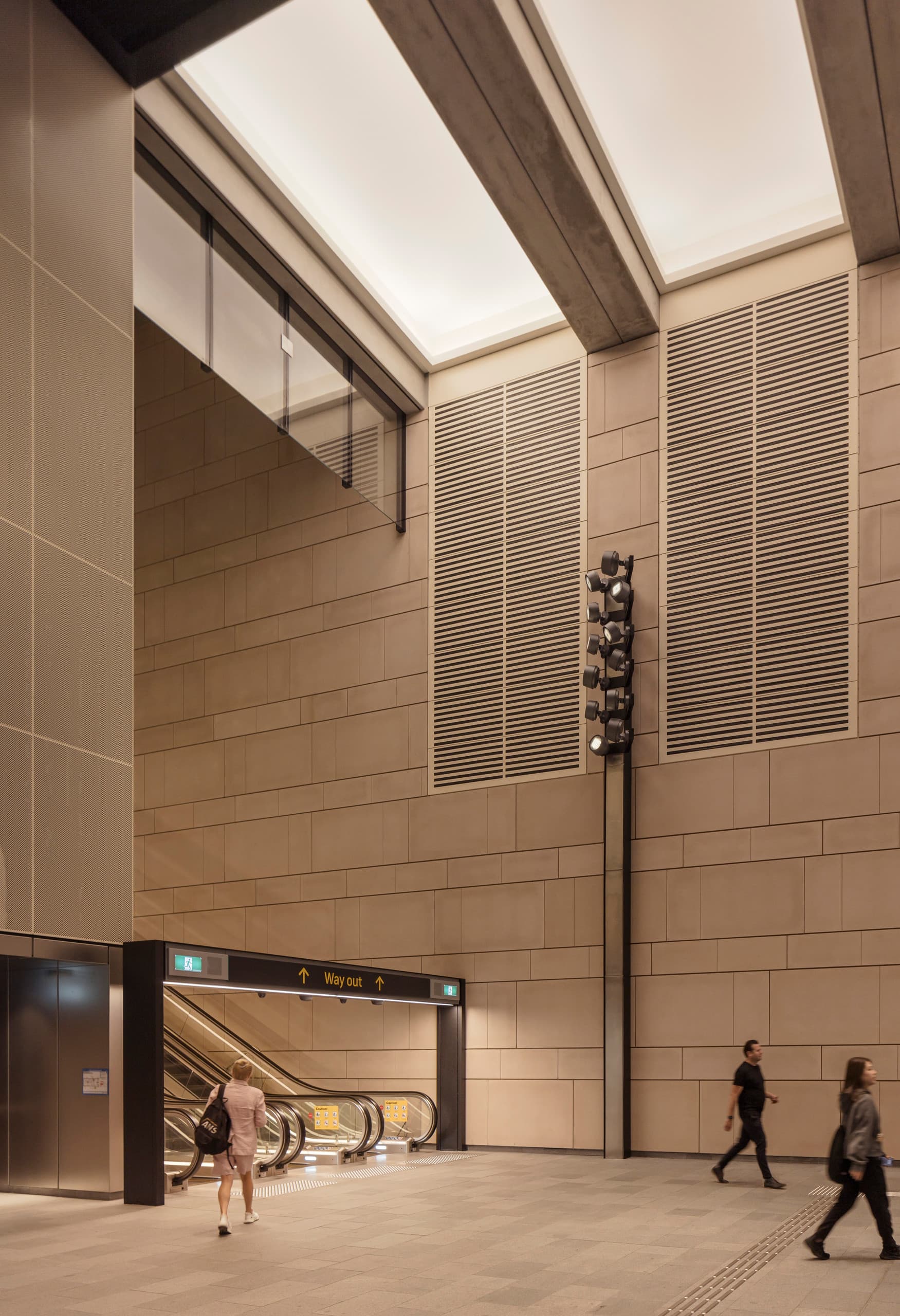 ERCO Kona LED-Strahler beleuchten die Waterloo Metro Station in Sydney, mit Kunstinstallationen und urbanem Design.