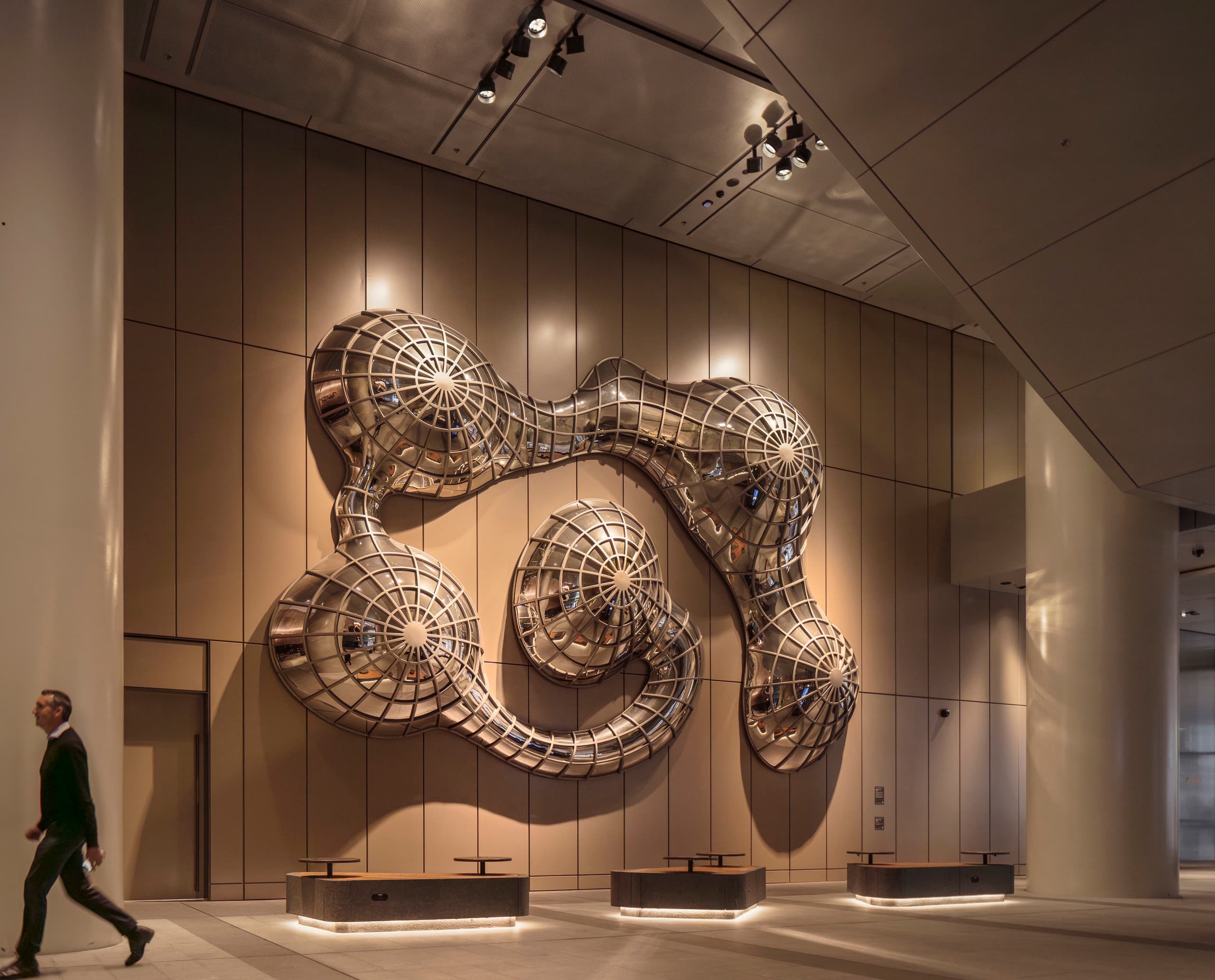 Claire Healy und Sean Cordeiro Skulptur, beleuchtet mit ERCO Strahlern in der Martin Place Metro Station, Sydney.