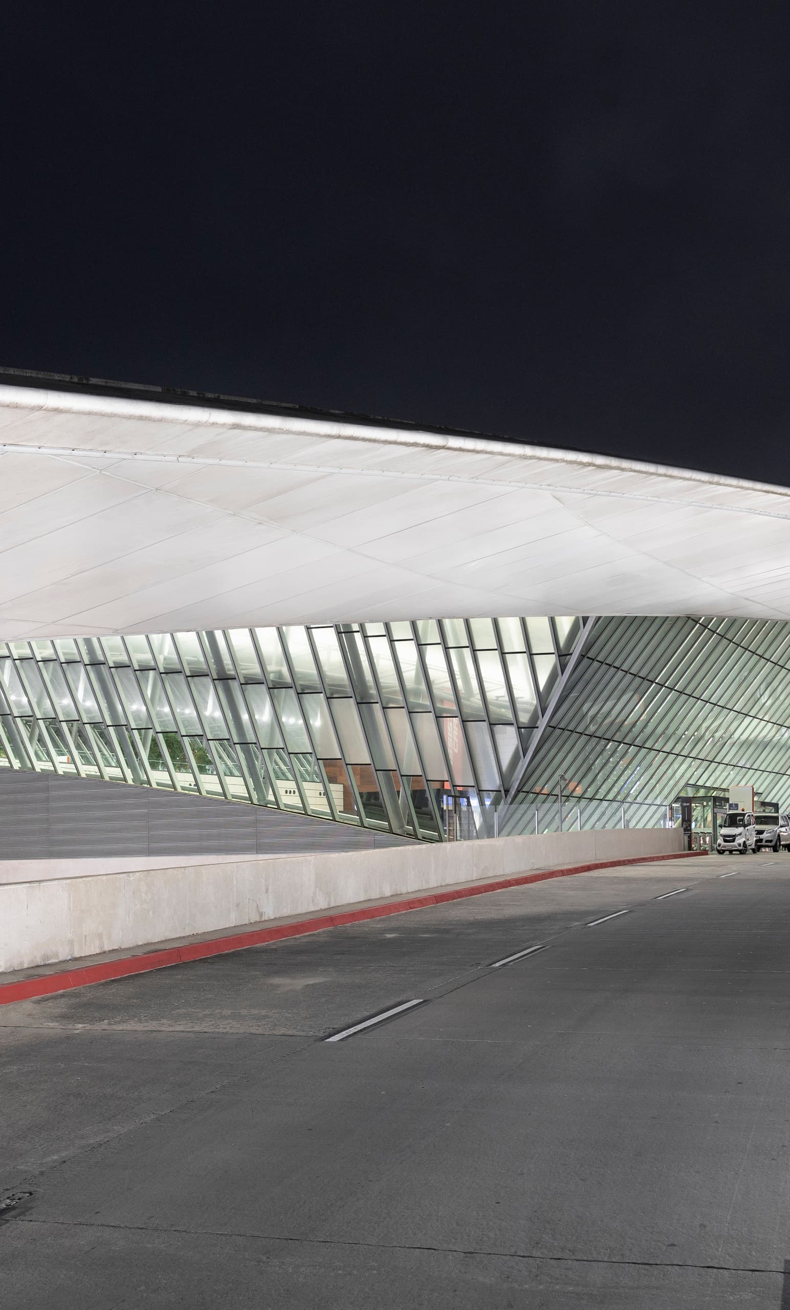 Carrasco International Airport bei Nacht, beleuchtet mit ERCO LED-Leuchten für verbesserte Energieeffizienz.