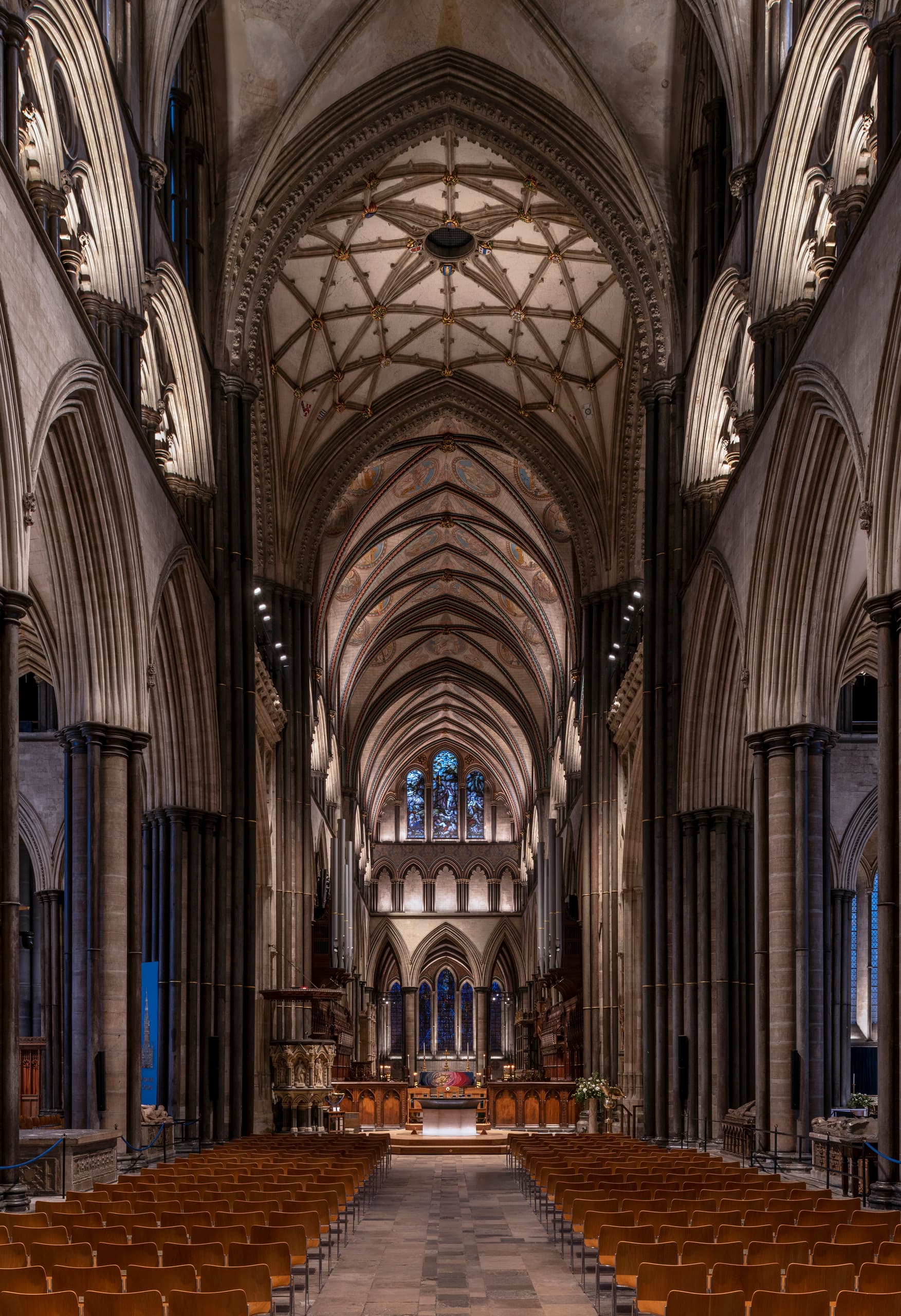 Innenansicht der Salisbury Kathedrale mit ERCO LED-Beleuchtung, die architektonische Details hervorhebt.