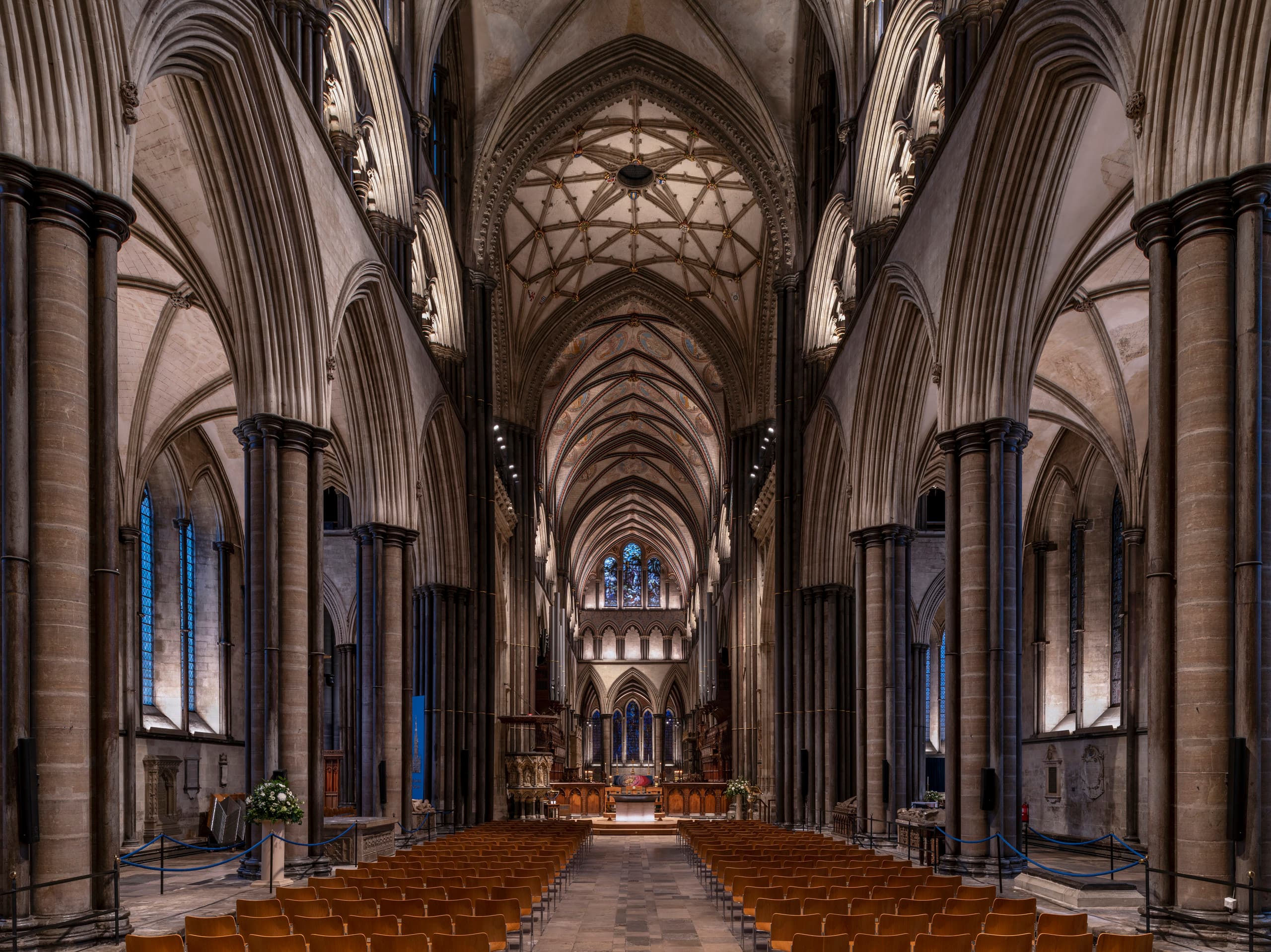 Innenansicht der Salisbury Kathedrale mit ERCO LED-Beleuchtung, die architektonische Details hervorhebt.