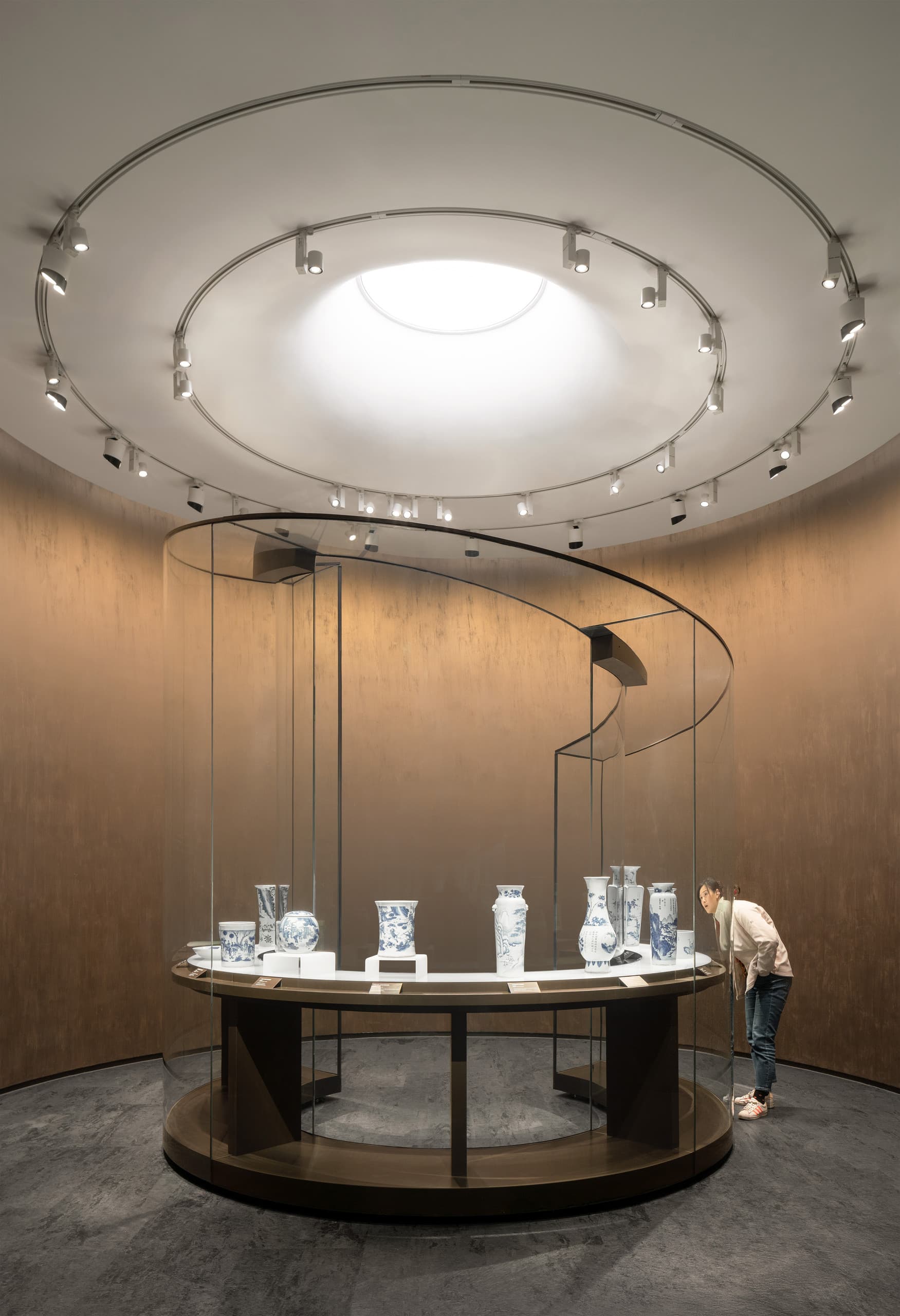 ERCO LED-Strahler beleuchten Porzellan im Shanghai Museum East, präzise Lichtsteuerung für blendfreie Darstellung.
