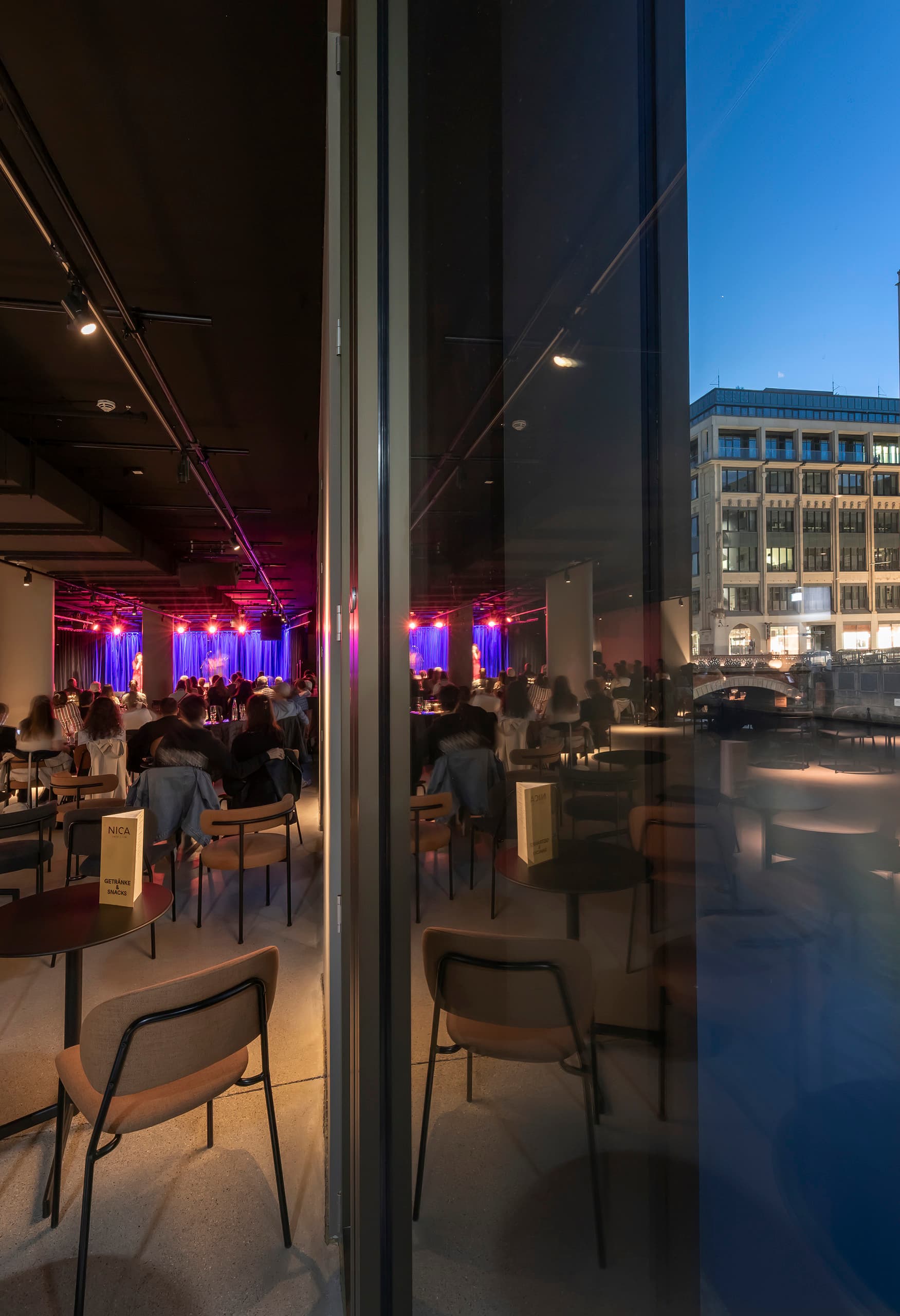 Innenansicht des NICA Jazz Club Hamburg mit ERCO Beleuchtung für stimmungsvolle Jazzabende.