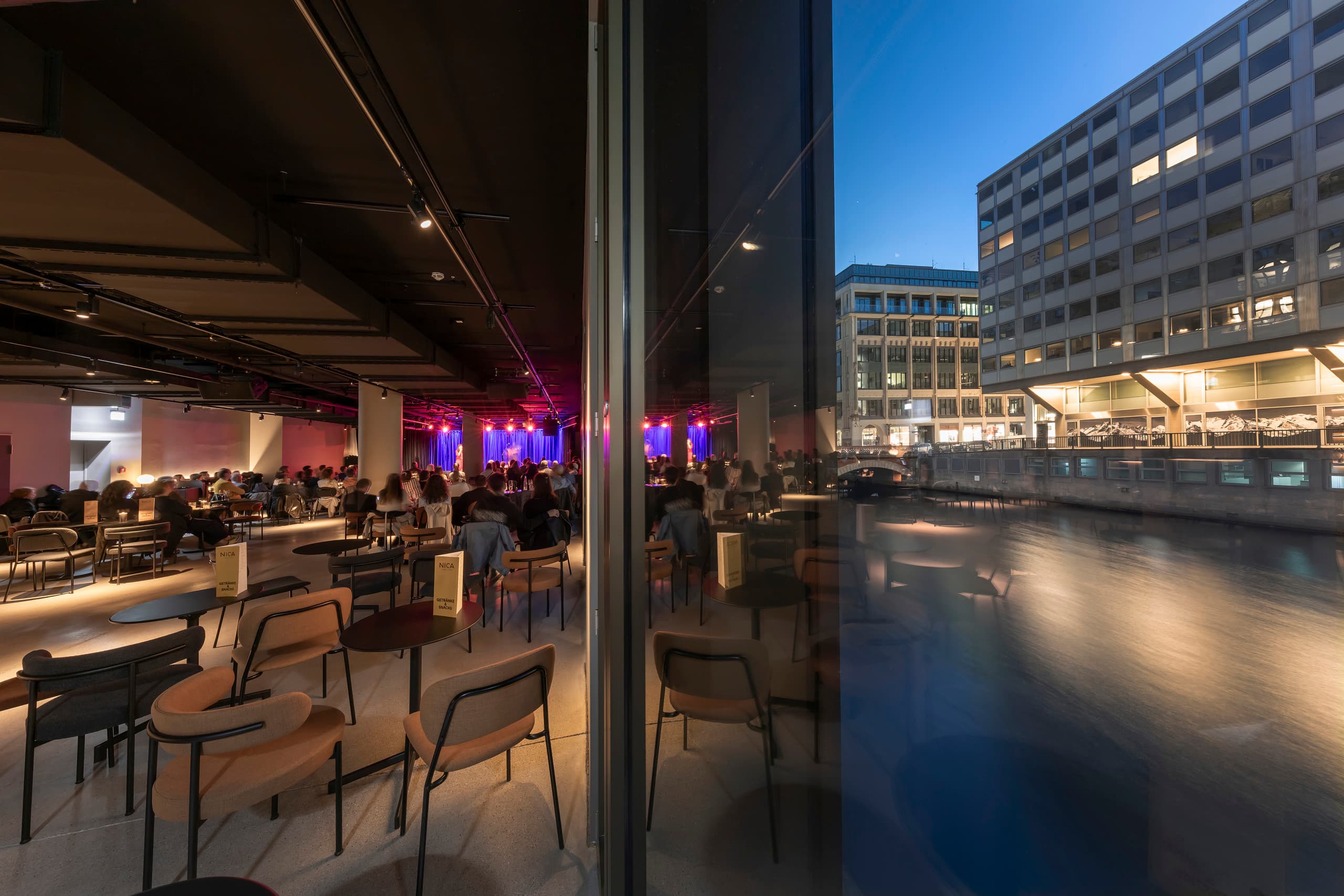Innenansicht des NICA Jazz Club Hamburg mit ERCO Beleuchtung für stimmungsvolle Jazzabende.