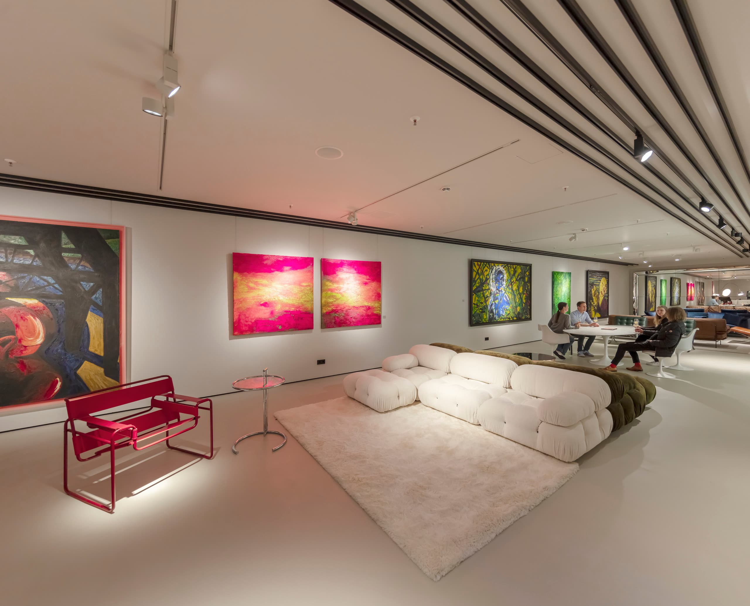 Innenraum des Minotti Flagship Stores mit ERCO Beleuchtung, die Kunst und Möbel hervorhebt.