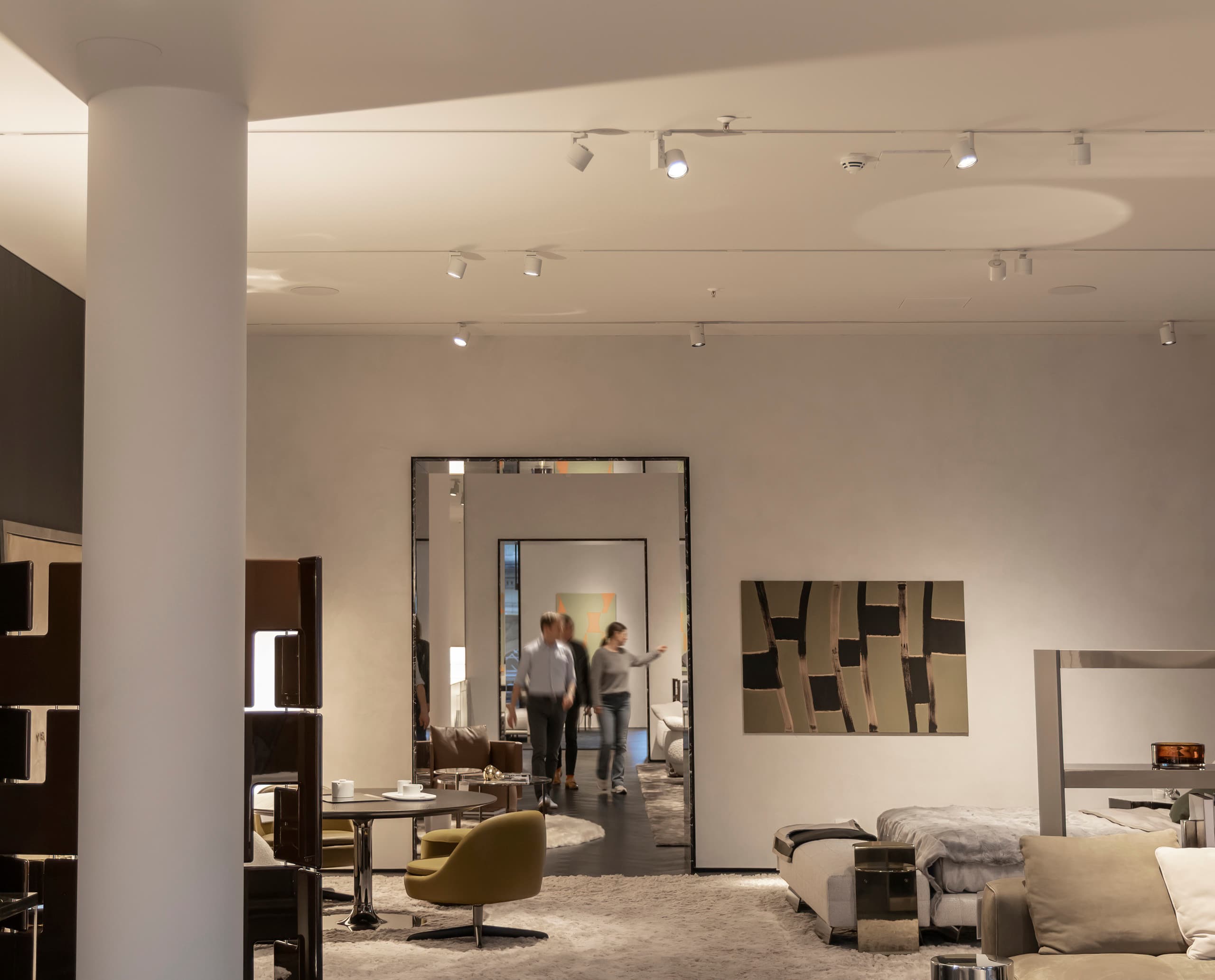 Innenraum des Minotti Flagship Stores mit ERCO LED-Strahlern für akzentuierte Beleuchtung.