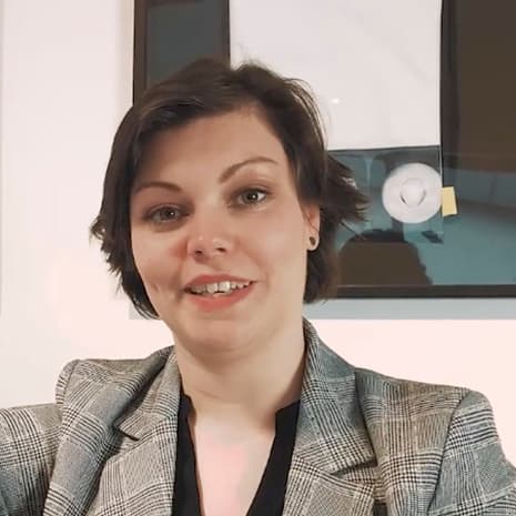 Svenja Kallweit, Global Training Manager bei ERCO, präsentiert Lichtkonzepte für kreatives Arbeiten.