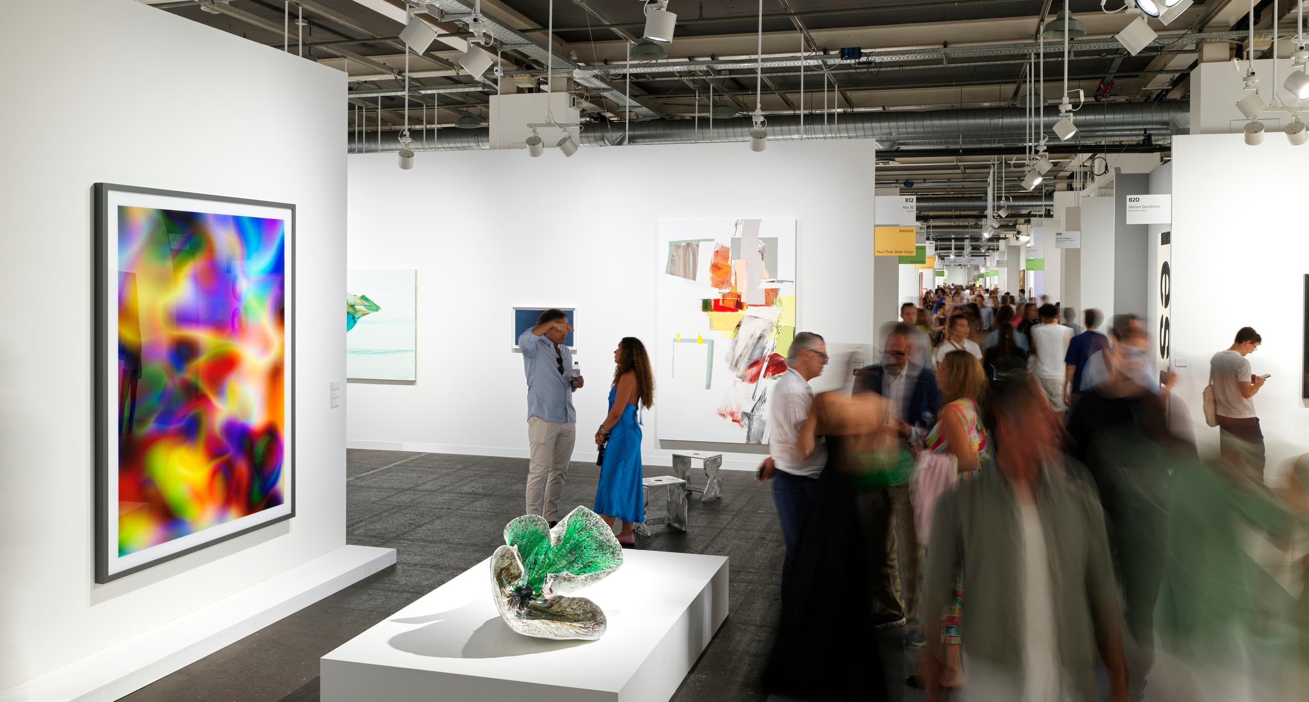Messestand und Besucher auf der Art Basel