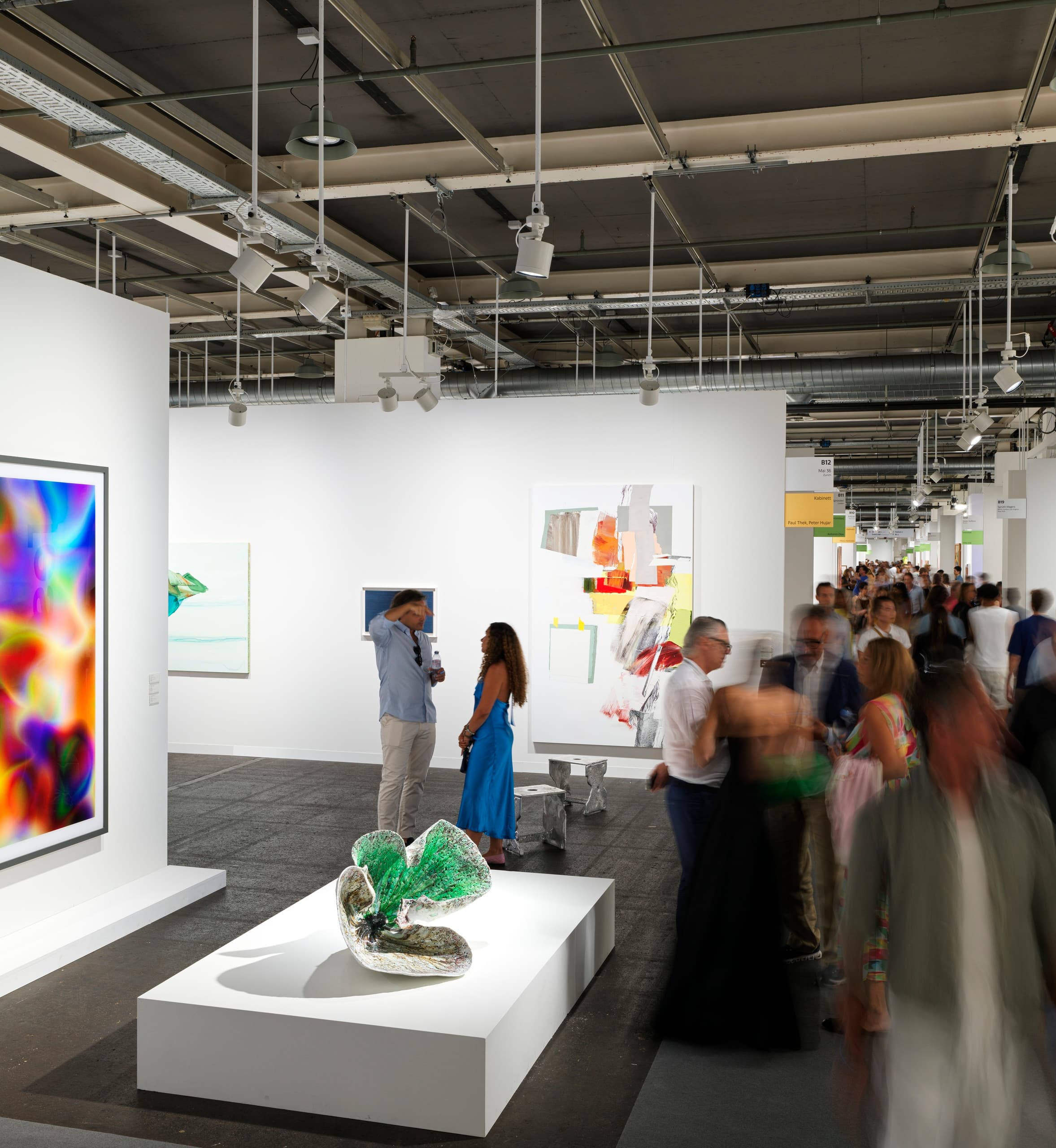 Messestand und Besucher auf der Art Basel