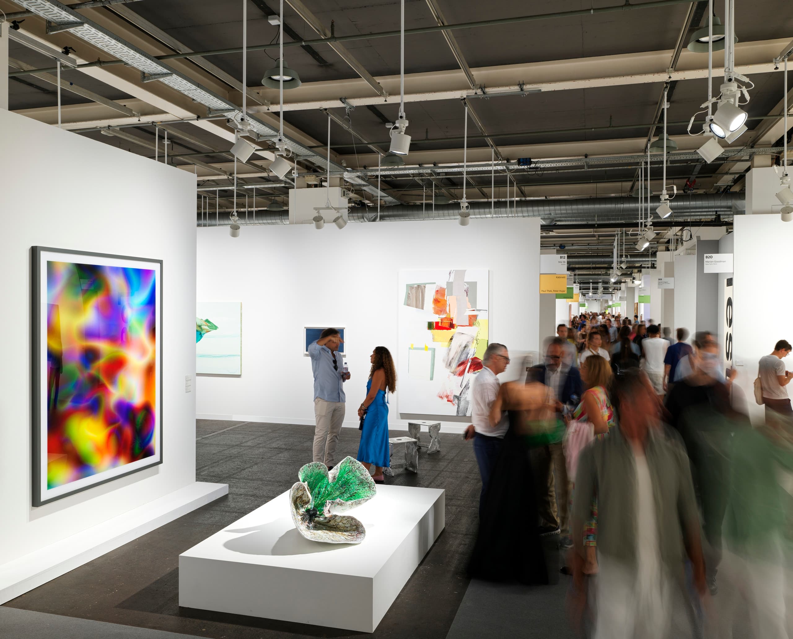 Messestand und Besucher auf der Art Basel