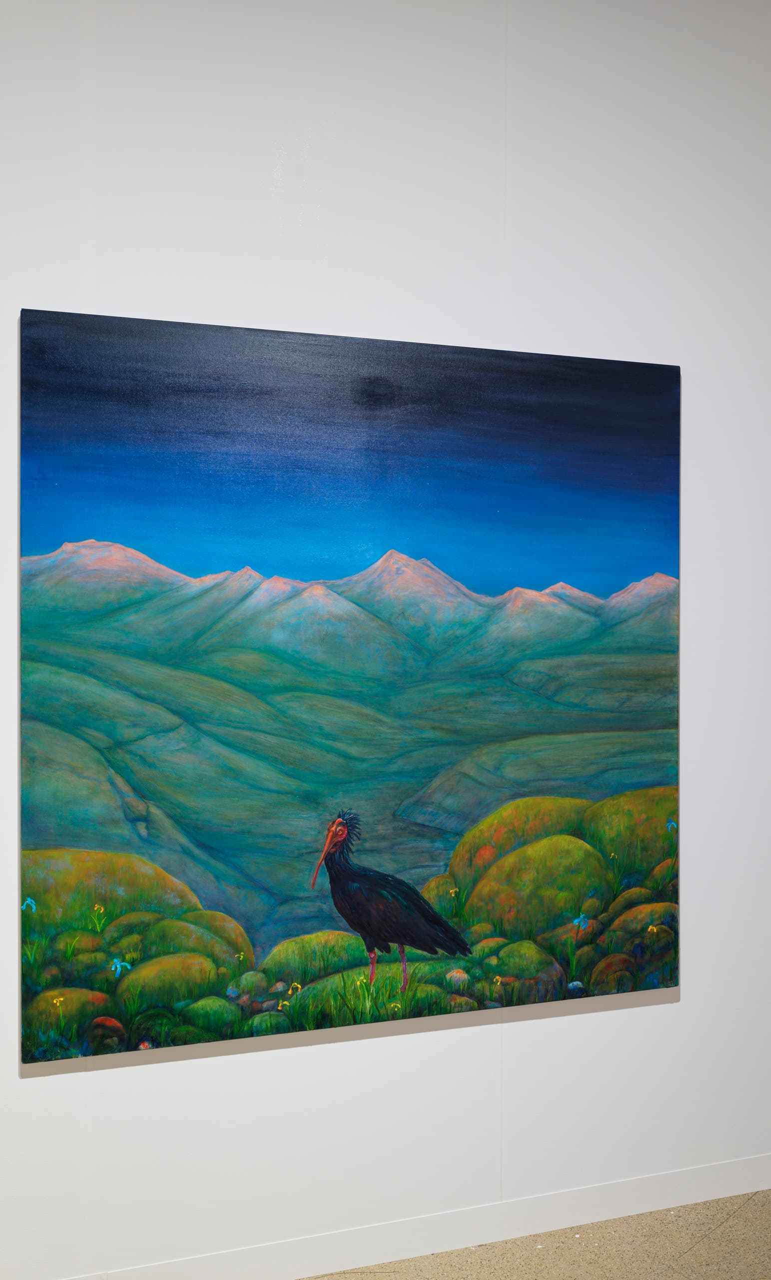 Messestand auf der Art Basel, Bild mit Landschaft und Pfau im Fokus. 