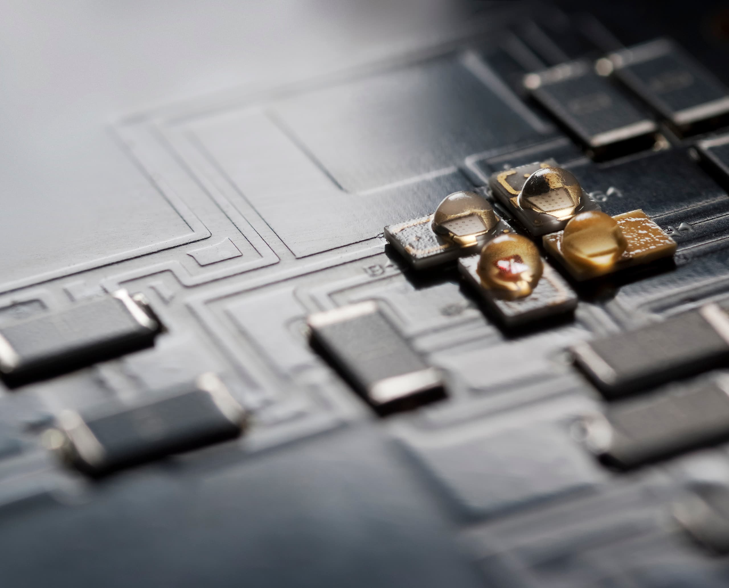 Nahaufnahme einer ERCO LED-Platine, die effiziente Lichttechnologie für Büros zeigt.