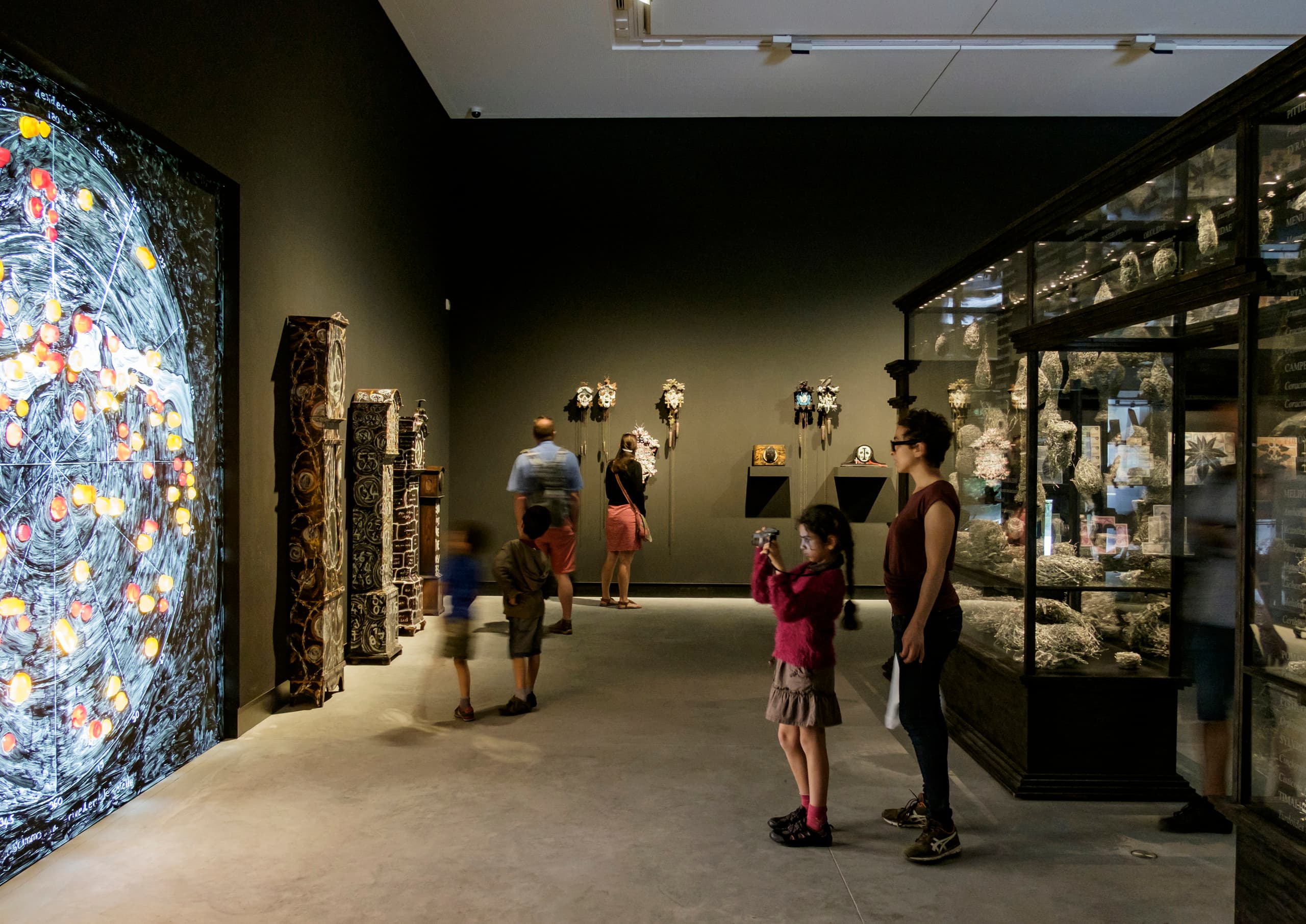 Museumsgalerie mit Kunstwerken, beleuchtet mit ERCO Lichtlösungen für eine differenzierte Präsentation.