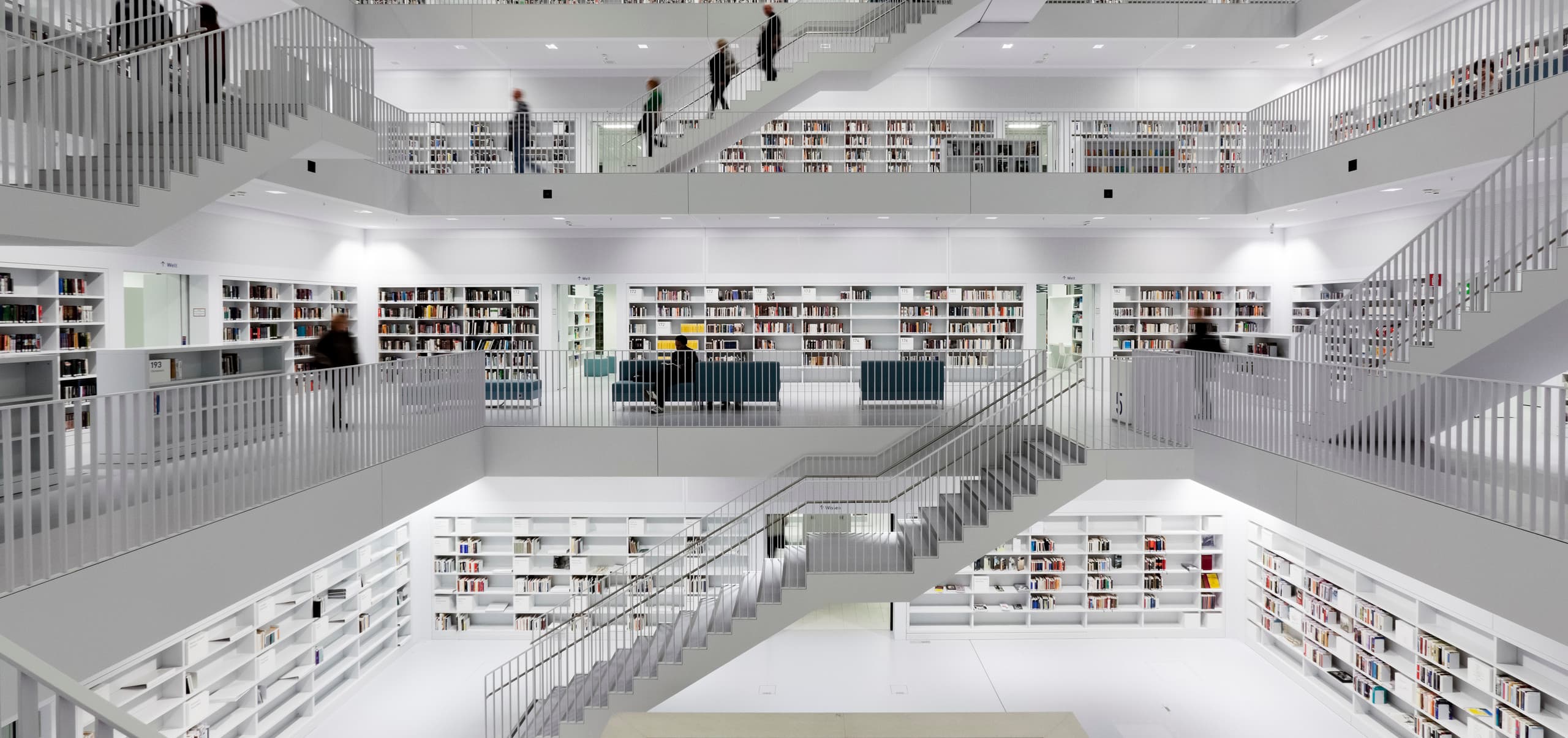 Stadtbibliothek Stuttgart: Helles, mehrstöckiges Design fördert die Zugänglichkeit und Kommunikation.