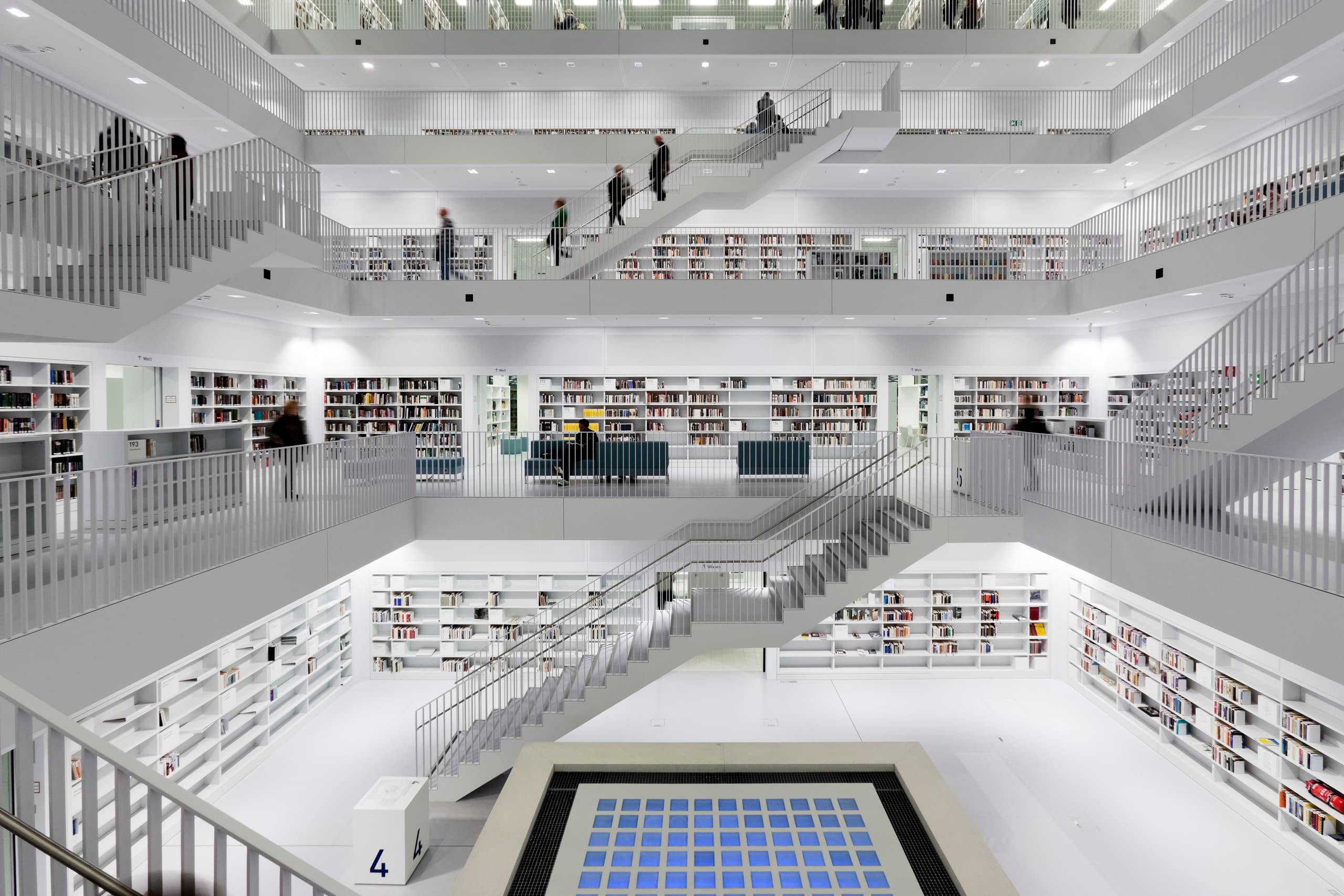 Stadtbibliothek Stuttgart: Helles, mehrstöckiges Design fördert die Zugänglichkeit und Kommunikation.