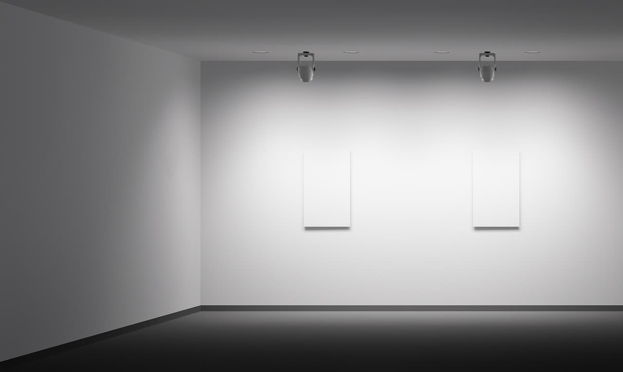 Ausstellungsraum mit ERCO Strahlern, die Kontraste hervorheben.