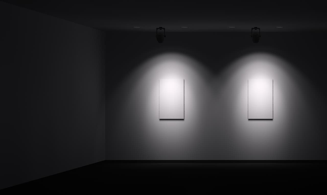 Beleuchtete Kunstwerke demonstrieren Helligkeitskontraste in einer Galerie, die visuelle Wahrnehmung hervorhebt.