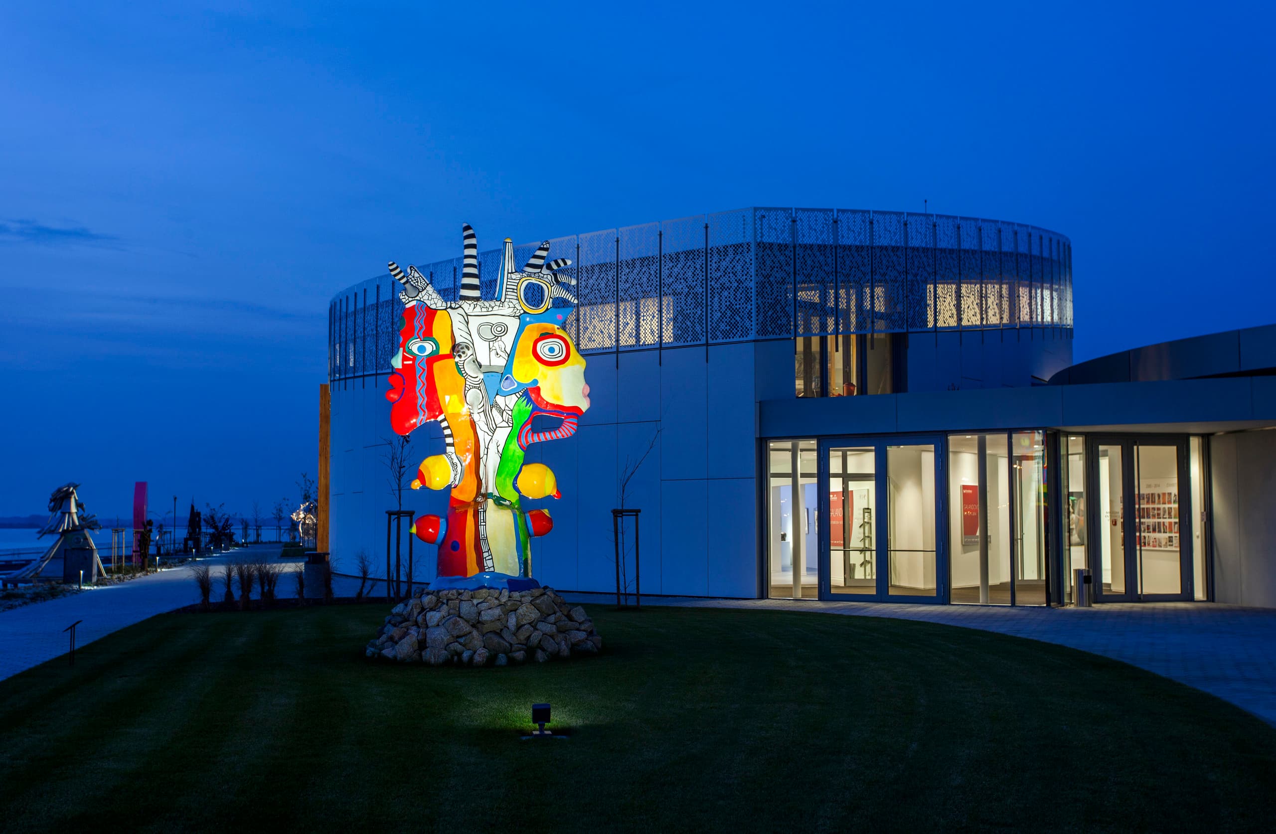 Bunte Skulptur vor dem Danubiana Meulensteen Kunstmuseum, Bratislava. Kontrast zwischen Kunst und Architektur.