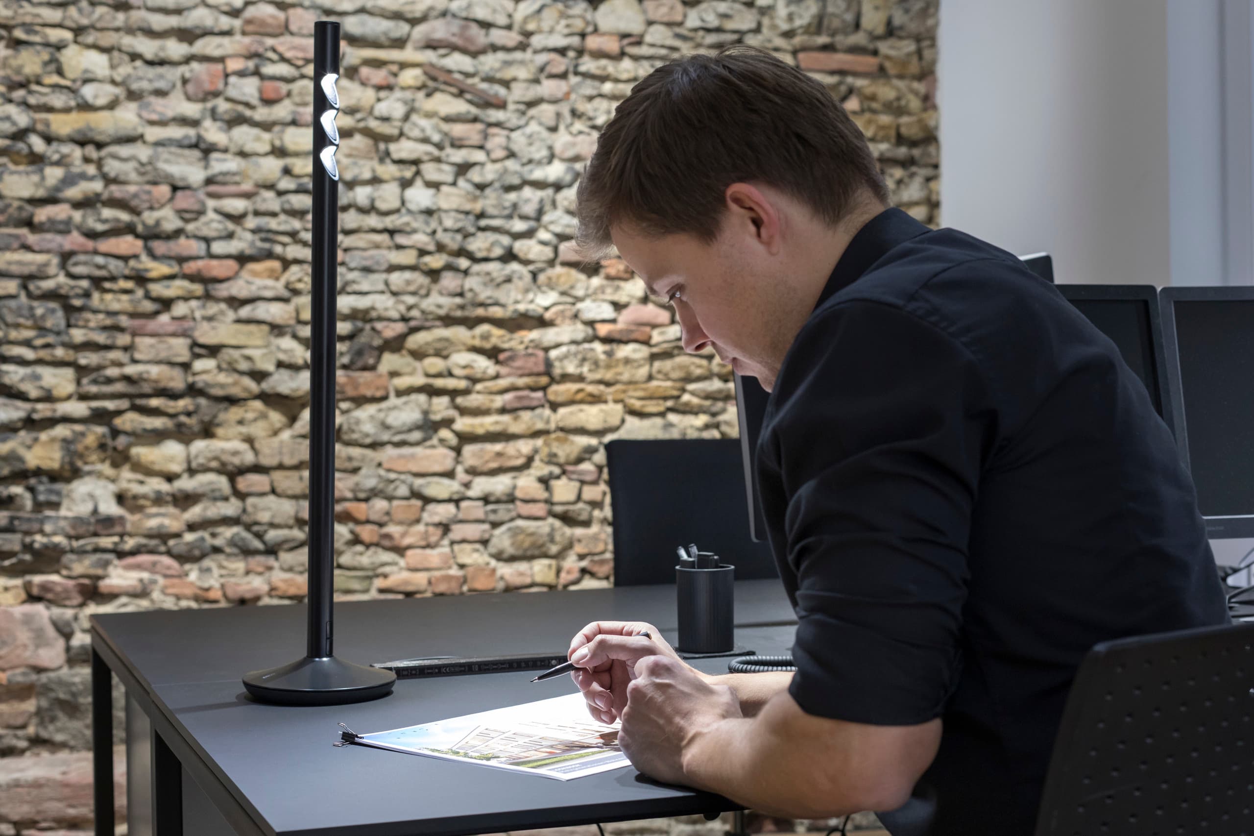 ERCO Leseleuchte am Arbeitsplatz für verbesserte visuelle Leistung.