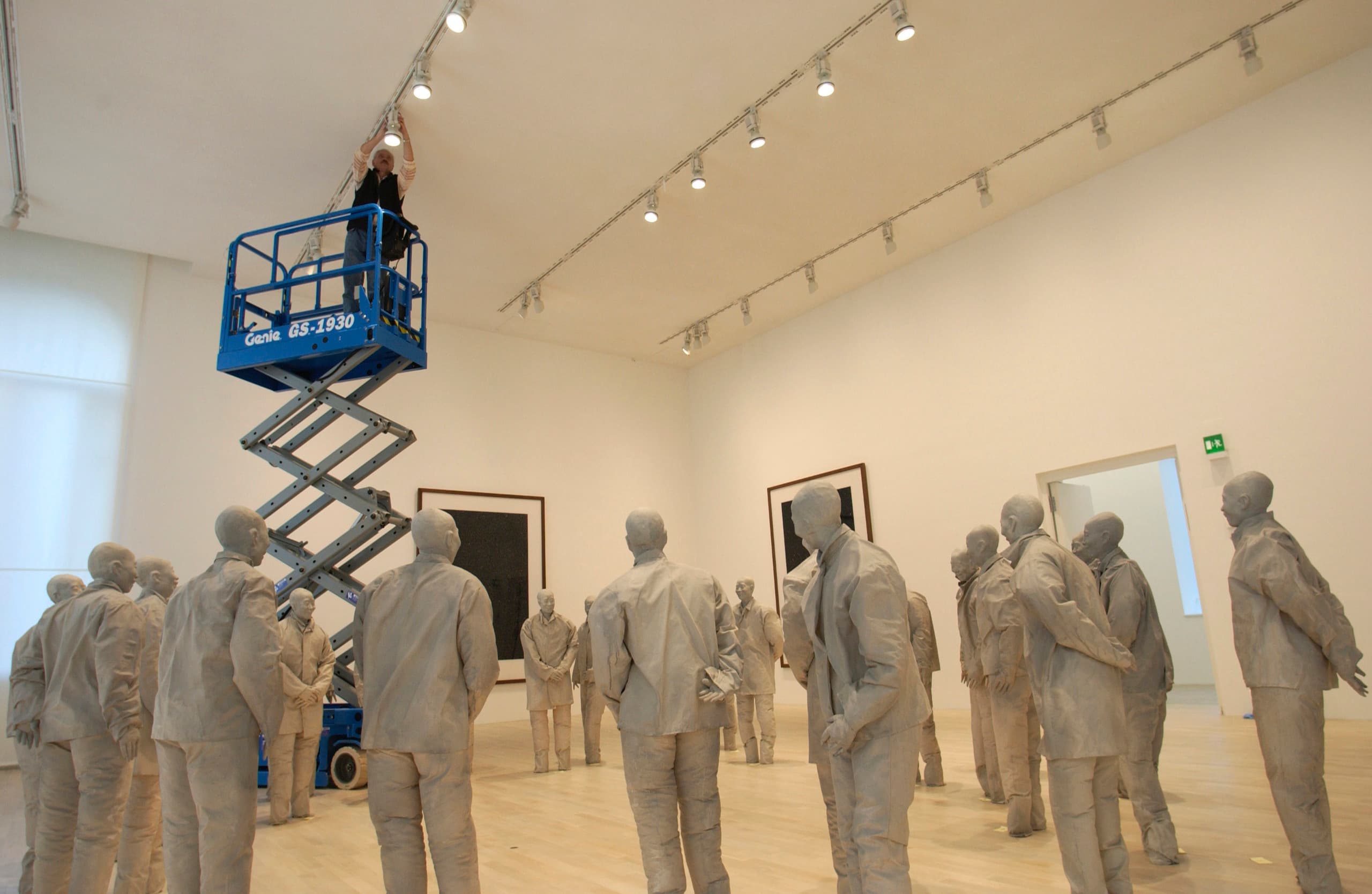 Wartung von ERCO Strahlern in einer Kunstausstellung mit einer Hebebühne.