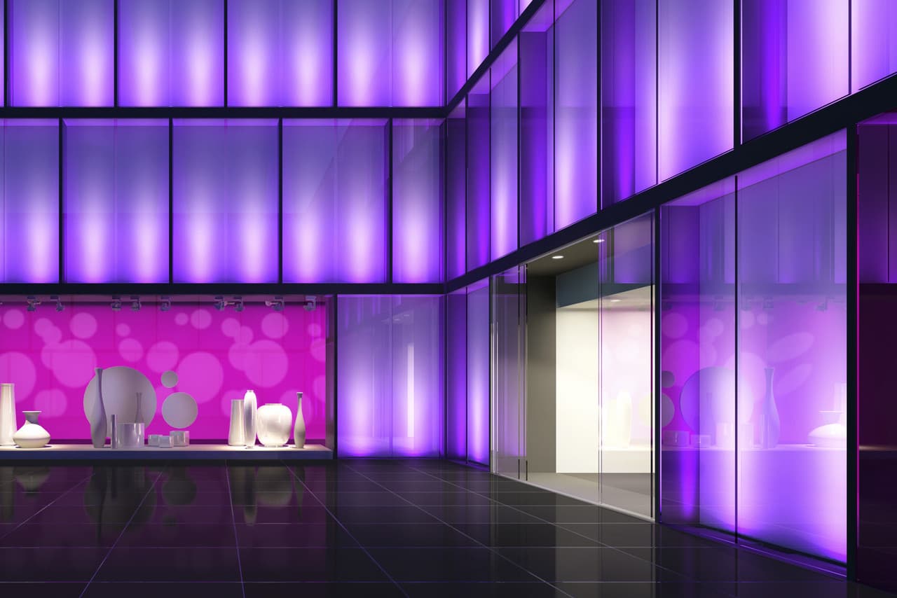 ERCO Lichtdesign für ein Schaufenster mit dynamischen, farbigen Lichtakzenten und variablen Fokus.