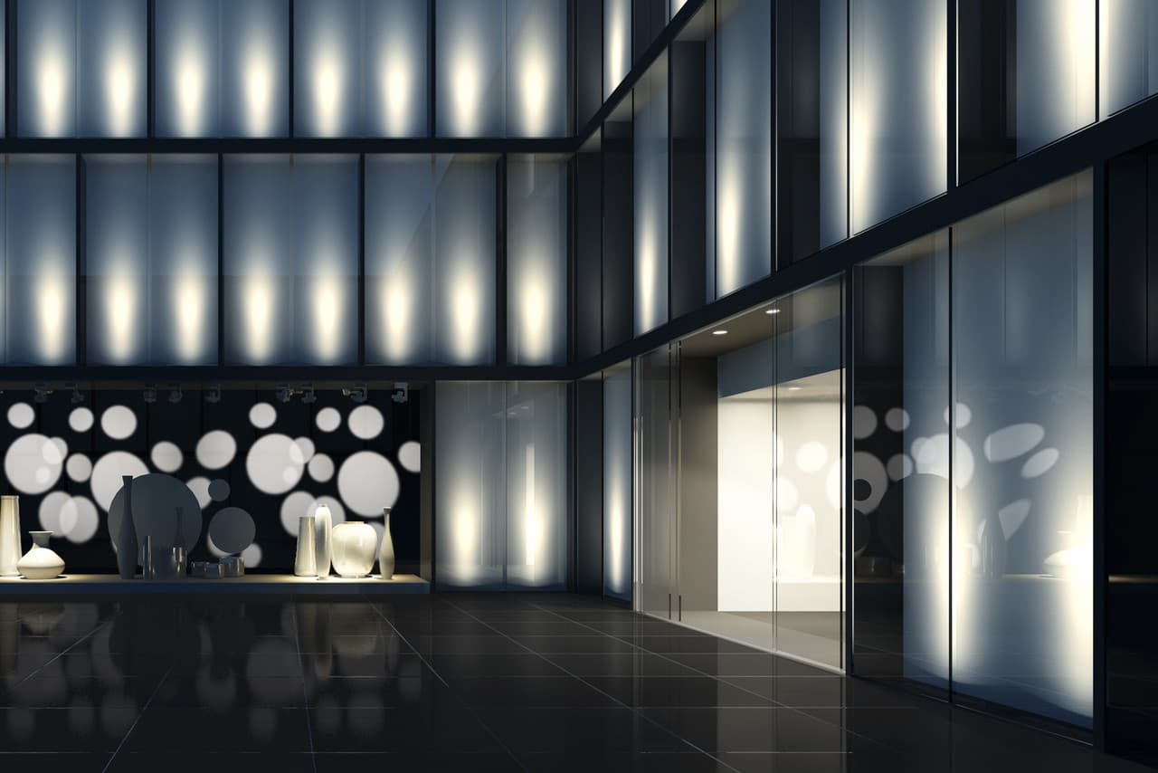 ERCO Lichtdesign für ein Schaufenster mit dynamischen Lichteffekten und farbiger Waschung.