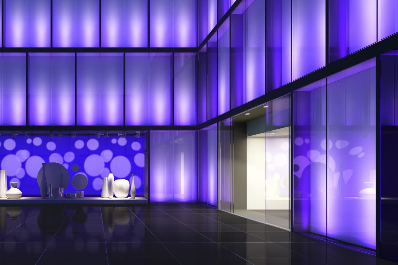 ERCO Lichtdesign für ein Schaufenster mit dynamischen, farbigen Lichtakzenten.