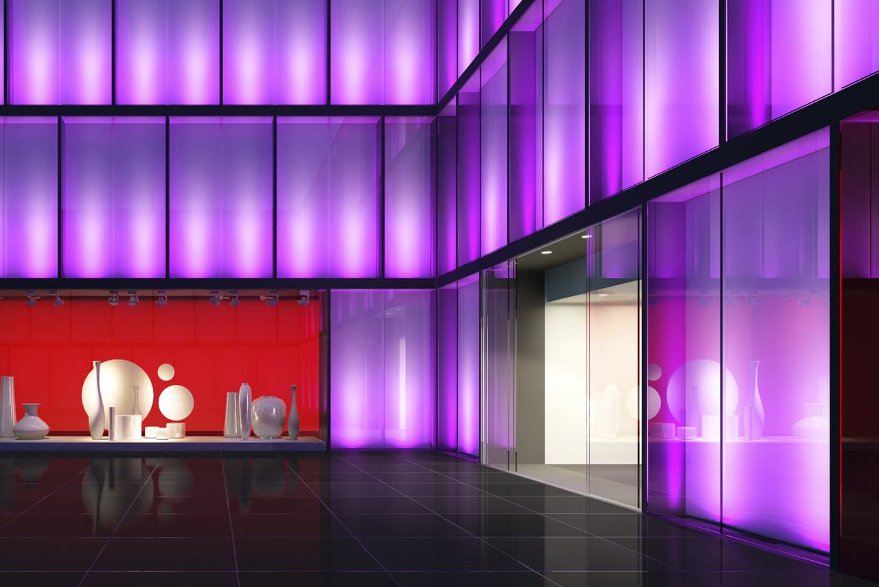 ERCO Lichtdesign für ein Schaufenster mit dynamischen Farbwechseln und Akzentbeleuchtung.