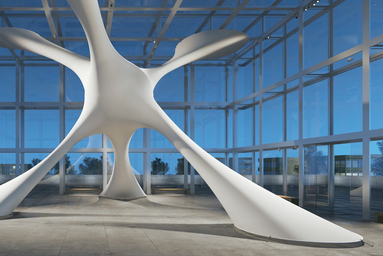 Abstrakte weiße Skulptur in einem modernen Gebäude mit Glasfassade, beleuchtet mit ERCO Licht.